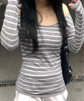 【チェルカ/CERCA】のMEMECLE/レトロストライプ オフショルダーフィット Tシャツ 人気、トレンドファッション・服の通販 founy(ファニー) ファッション Fashion レディースファッション WOMEN トップス・カットソー Tops/Tshirt シャツ/ブラウス Shirts/Blouses ロング / Tシャツ T-Shirts おすすめ Recommend インナー Inner オフショルダー Off Shoulder カーゴパンツ Cargo Pants キャミソール Camisole ストライプ Stripe スポーティ Sporty タンク Tank デコルテ Decolletage デニム Denim トレンド Trend バルーン Balloon プリーツ Pleats ボーダー Border ワイド Wide エレガント 上品 Elegant |ID:prp329100004526558
