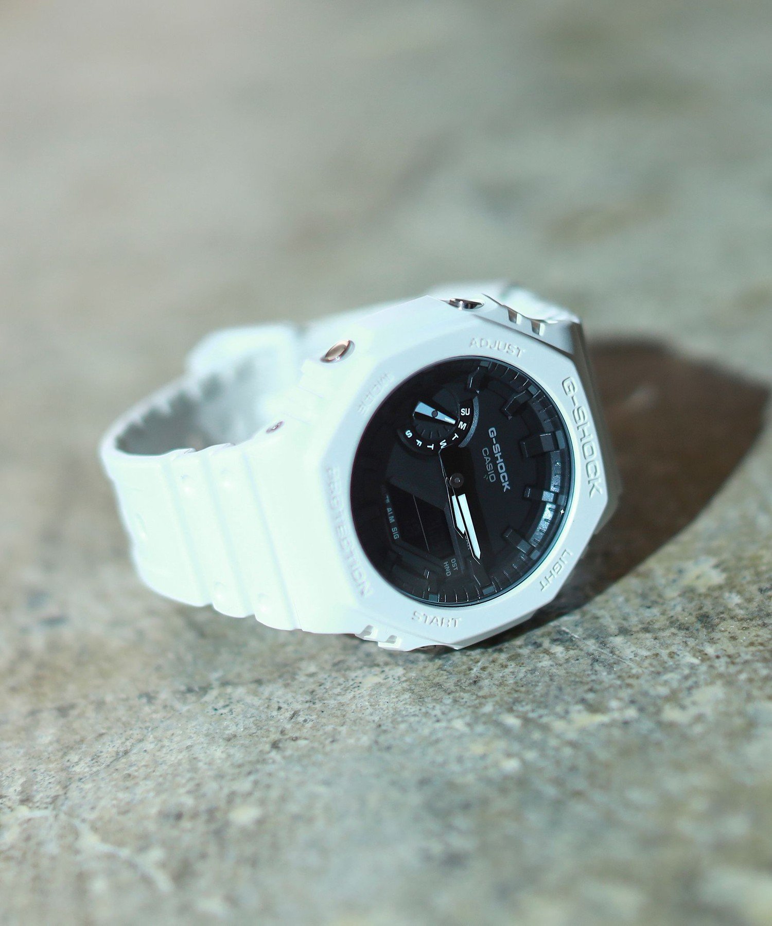 【ビームス/BEAMS / MEN】のG-SHOCK / GA-2100 アナデジウォッチ 時計 腕時計 ウォッチ 通勤 通学 新生活 インテリア・キッズ・メンズ・レディースファッション・服の通販 founy(ファニー) 　ファッション　Fashion　メンズファッション　Fashion for Men　ウォッチ　Wristwatch　腕時計　Wristwatch　ガラス　Glass, Glassware　切替　Switching, Contrast Panel　シンプル　Simple, Minimal　ダブル　Double, Double-Breasted　時計　Watch, Wristwatch　フィット　Fit, Slim Fit　フォルム　Silhouette, Form　おすすめ　Recommended / Our Picks　ビジネス 仕事 通勤　Business / Work / Commuting　WHITE|ID: prp329100004526567 ipo3291000000033514466