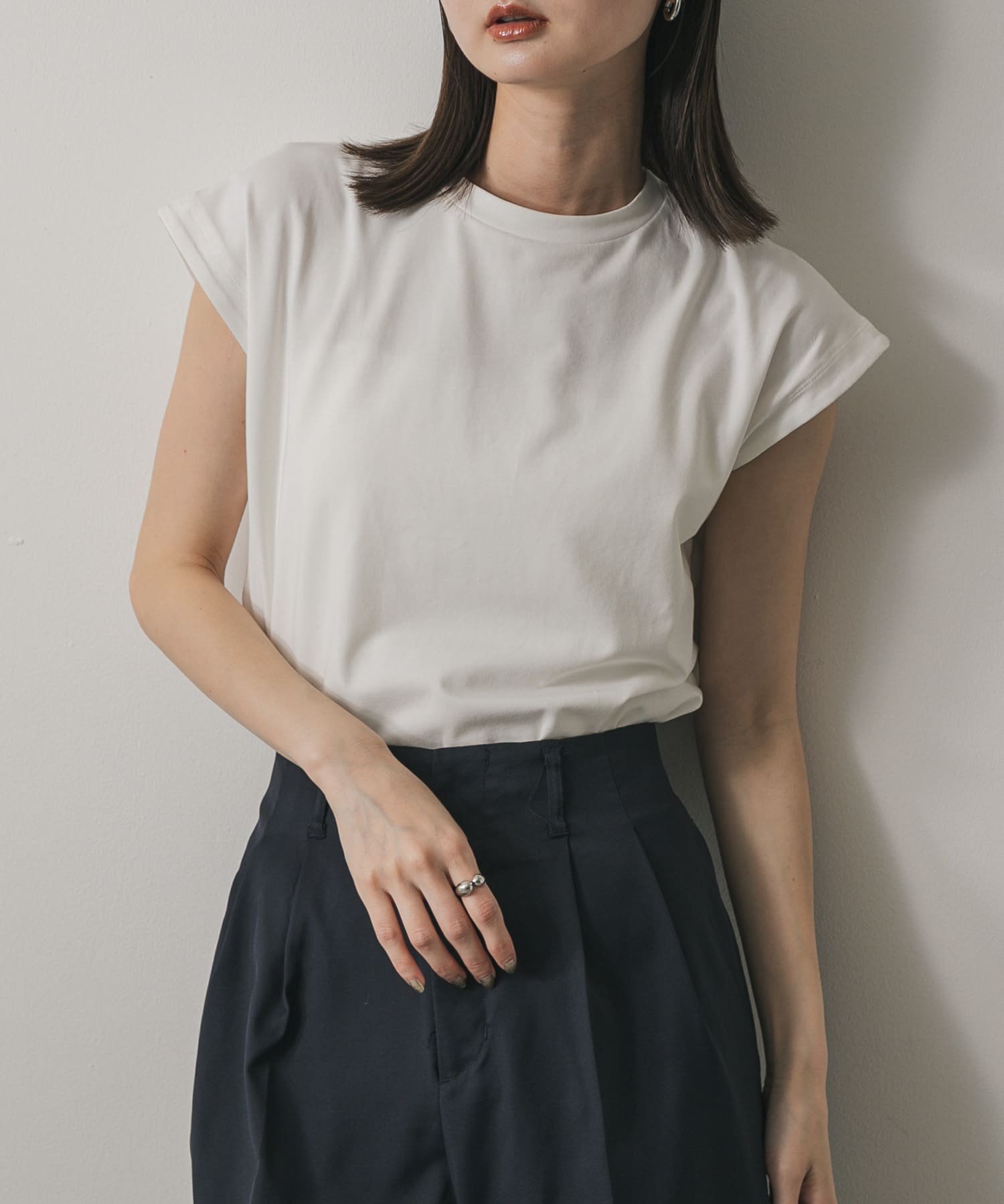 【センスオブプレイス/SENSE OF PLACE by URBAN RESEARCH】の『UR TECH ひやサラクール』 クールタッチフレンチスリーブTシャツ インテリア・キッズ・メンズ・レディースファッション・服の通販 founy(ファニー) 　ファッション　Fashion　レディースファッション　Fashion for Women　トップス・カットソー　Cut & Sew Tops　シャツ・ブラウス・オフィスカジュアル　Elegant Blouses & Button-Ups　ロングTシャツ・Tシャツ　Longline T-Shirts & Tees　2025年　2025　2025春夏・S/S　Spring/Summer 2025 SS25　シンプル　Simple, Minimal　夏　Summer　S/S・春夏　SS, Spring/Summer, Warm Season　OFF WHITE|ID: prp329100004526606 ipo3291000000033494900