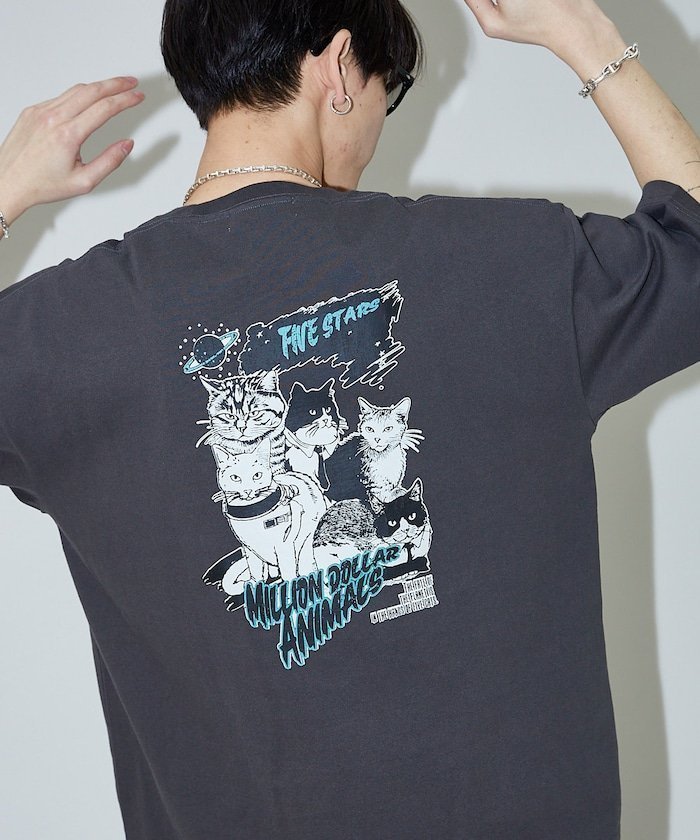 【フリークスストア/FREAK'S STORE】のFIVE STARS キャット アニマルプリントTシャツ 限定展開 25SS インテリア・キッズ・メンズ・レディースファッション・服の通販 founy(ファニー) 　ファッション　Fashion　レディースファッション　Fashion for Women　トップス・カットソー　Cut & Sew Tops　シャツ・ブラウス・オフィスカジュアル　Elegant Blouses & Button-Ups　ロングTシャツ・Tシャツ　Longline T-Shirts & Tees　イラスト　Illustration　春　Spring　スラックス　Slacks, Dress Pants　ティアードスカート　Tiered Skirt, Flounced Skirt　デニム　Denim, Jeans Material　トレンド　Trend, Trending Now　人気　Popular, Best Seller　猫　Cat, Kitty　フェミニン　Feminine, Girly　プリント　Print, Printed Pattern　ルーズ　Loose, Oversized　ロング　Long, Long-Length　ワンポイント　One Point, Statement Accent　S/S・春夏　SS, Spring/Summer, Warm Season　おすすめ　Recommended / Our Picks　夏　Summer　2025年　2025　2025春夏・S/S　Spring/Summer 2025 SS25　チャコールグレー|ID: prp329100004526621 ipo3291000000033398774