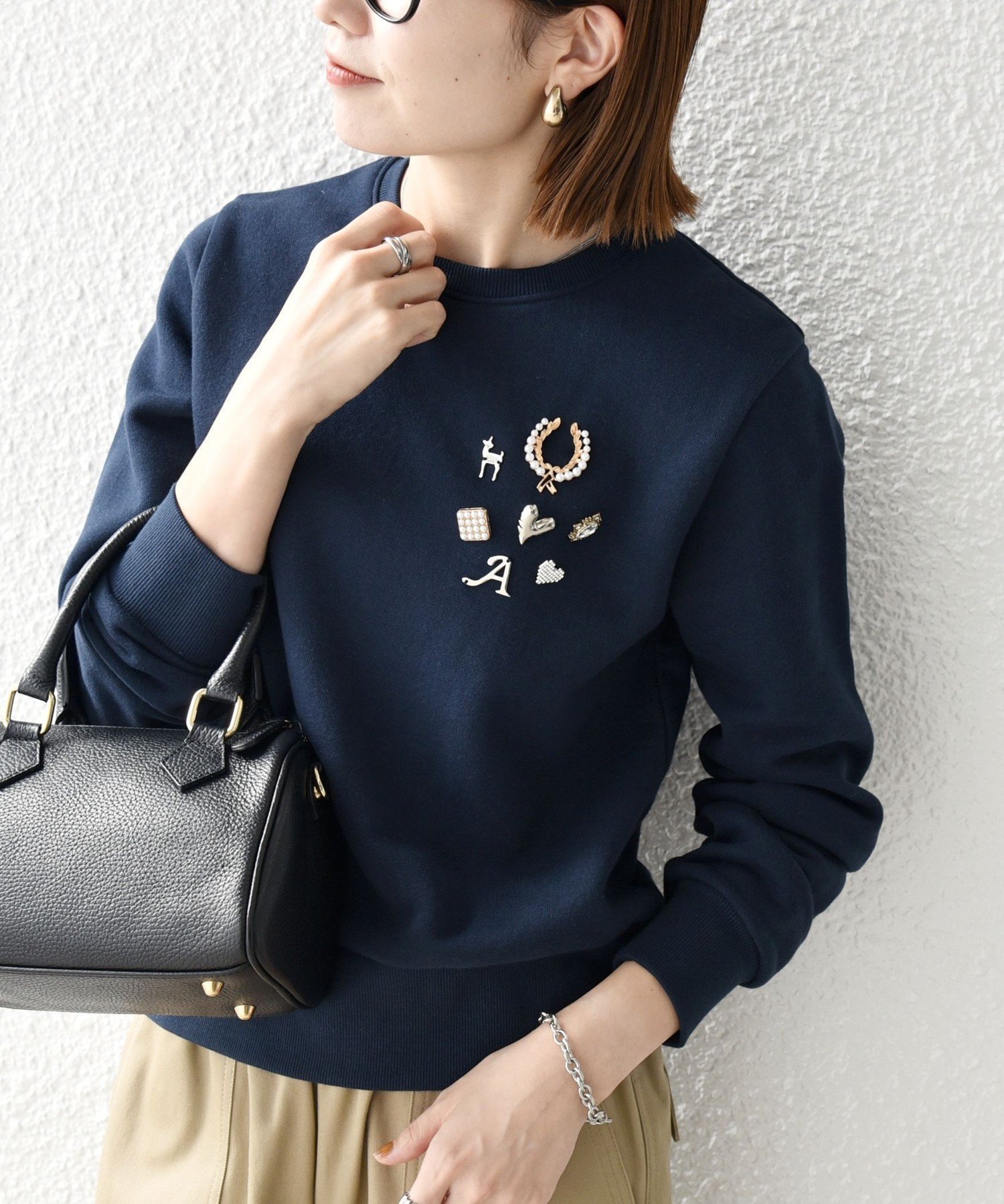 【シップス フォー ウィメン/SHIPS】のSHIPS any 手洗い可能 裏起毛 ビジュー クルーネック コンパクト プルオーバー インテリア・キッズ・メンズ・レディースファッション・服の通販 founy(ファニー) 　ファッション　Fashion　レディースファッション　Fashion for Women　トップス・カットソー　Cut & Sew Tops　カジュアルプルオーバー・ニットトップス　Pullovers & Knit Tops / Casual Pullovers　アクセサリー　Fashion Accessories　ウォーム　Warm Fabric　洗える　Machine Washable　コンパクト　Compact, Small Size　ビジュー　Bijou, Jewel-like Accent　ブローチ　Brooch, Pin Brooch　プリーツ　Pleats, Pleated　ベーシック　Basic, Essential　ワイド　Wide, Wide Fit　おすすめ　Recommended / Our Picks　2025年　2025　2025-2026秋冬・A/W　Autumn/Winter 2025–26 AW25–26　ネイビー|ID: prp329100004527197 ipo3291000000036072804