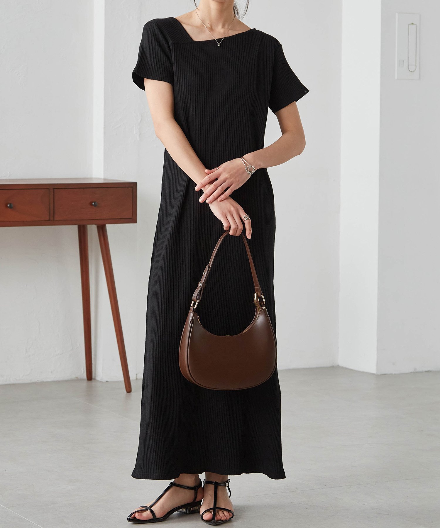 【ラナン/Ranan】のRanan/アシメネックハーフスリーブリブワンピ インテリア・キッズ・メンズ・レディースファッション・服の通販 founy(ファニー) 　ファッション　Fashion　レディースファッション　Ladies' Fashion Online　ワンピース　Dress　アシメトリー　Asymmetry　カットソー　Cut And Sew　スニーカー　Sneakers　スリット　Slit　デコルテ　Decolletage　フィット　Fit　ポケット　Pocket　リラックス　Relax　ロング　Long　おすすめ　Recommend　夏　Summer　ブラック|ID: prp329100004527594 ipo3291000000032593803