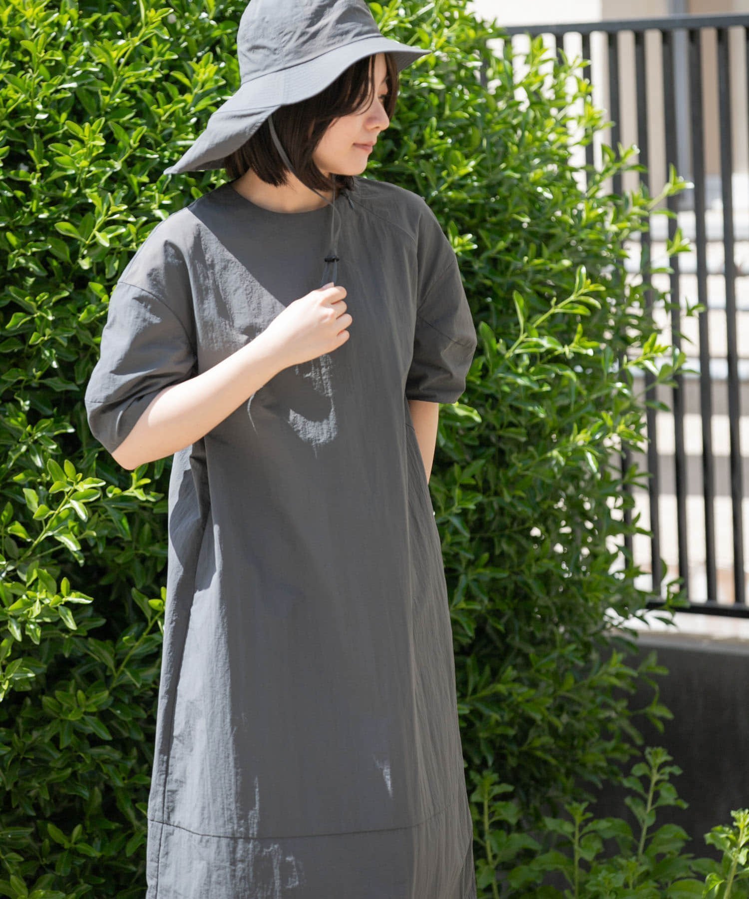 【アーバンリサーチ ドアーズ/URBAN RESEARCH DOORS】の『撥水/UVカット/UR TECH』 ナイロンタッサーワンピース インテリア・キッズ・メンズ・レディースファッション・服の通販 founy(ファニー) 　ファッション　Fashion　レディースファッション　WOMEN　ワンピース　Dress　2025年　2025　2025春夏・S/S　Ss,Spring/Summer,2025　おすすめ　Recommend　シンプル　Simple　スリーブ　Sleeve　夏　Summer　S/S・春夏　Ss・Spring/Summer　軽量　Lightweight　グラファイト|ID: prp329100004527628 ipo3291000000032223735