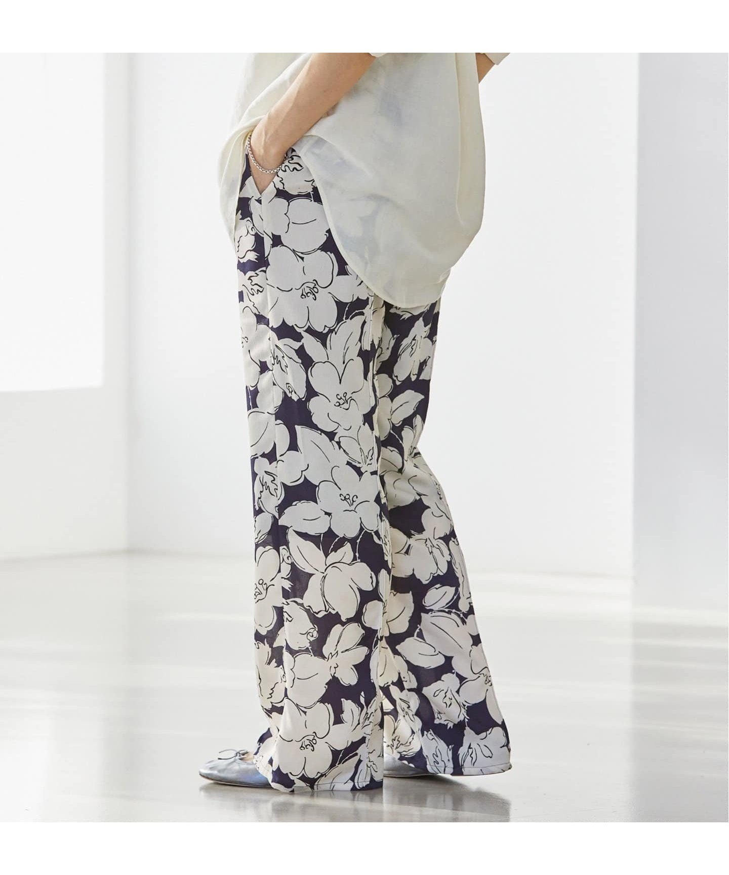 【イエナ/IENA】の《追加》ラインフラワー パンツ インテリア・キッズ・メンズ・レディースファッション・服の通販 founy(ファニー) 　ファッション　Fashion　レディースファッション　WOMEN　パンツ　Pants　フラワー　Flower　ネイビー|ID: prp329100004527632 ipo3291000000032017328