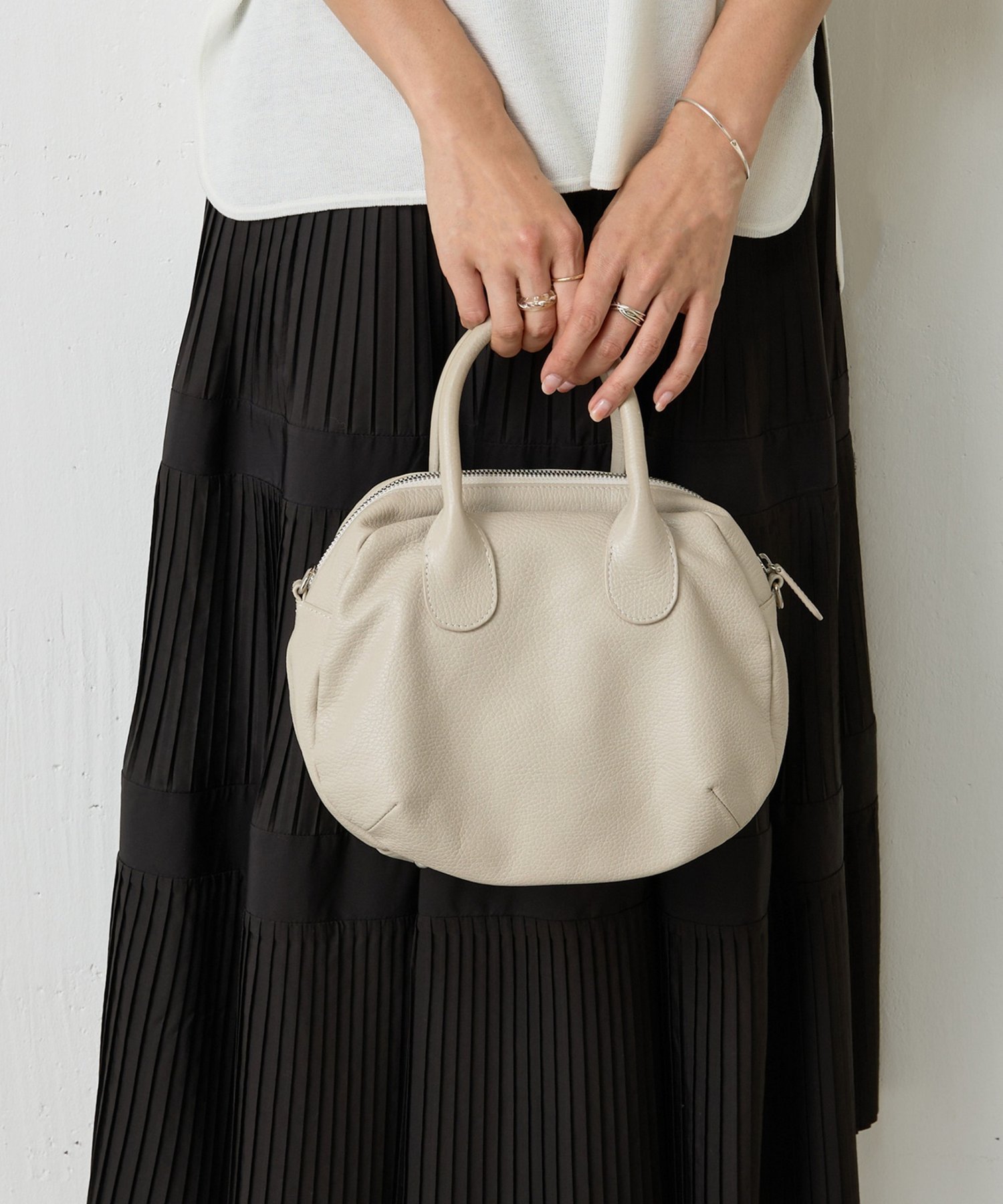 【ビアズリー/BEARDSLEY】のラウンドミニボストンバック インテリア・キッズ・メンズ・レディースファッション・服の通販 founy(ファニー) 　ファッション　Fashion　レディースファッション　Fashion for Women　バッグ　Bags　コンパクト　Compact, Small Size　ショルダー　Shoulder, Shoulder Strap　ジップ　Zip, Zipper　スマート　Smart, Elegant　ポケット　Pocket, Pocket Detail　ライトグレー|ID: prp329100004527664 ipo3291000000033568609