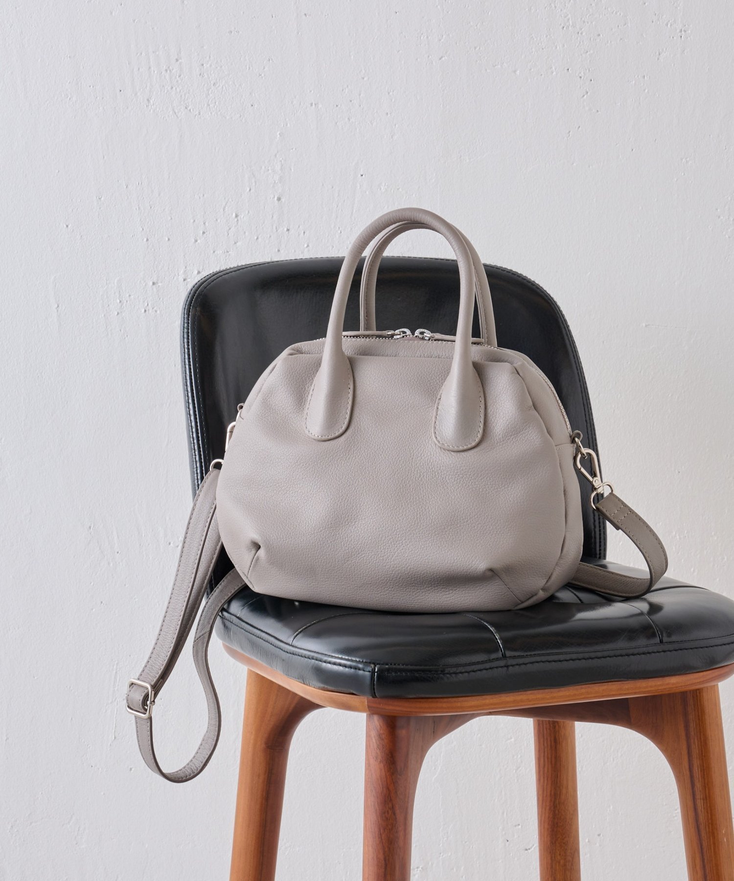 【ビアズリー/BEARDSLEY】のラウンドミニボストンバック インテリア・キッズ・メンズ・レディースファッション・服の通販 founy(ファニー) 　ファッション　Fashion　レディースファッション　Fashion for Women　バッグ　Bags　コンパクト　Compact, Small Size　ショルダー　Shoulder, Shoulder Strap　ジップ　Zip, Zipper　スマート　Smart, Elegant　ポケット　Pocket, Pocket Detail　トープ|ID: prp329100004527664 ipo3291000000033568612