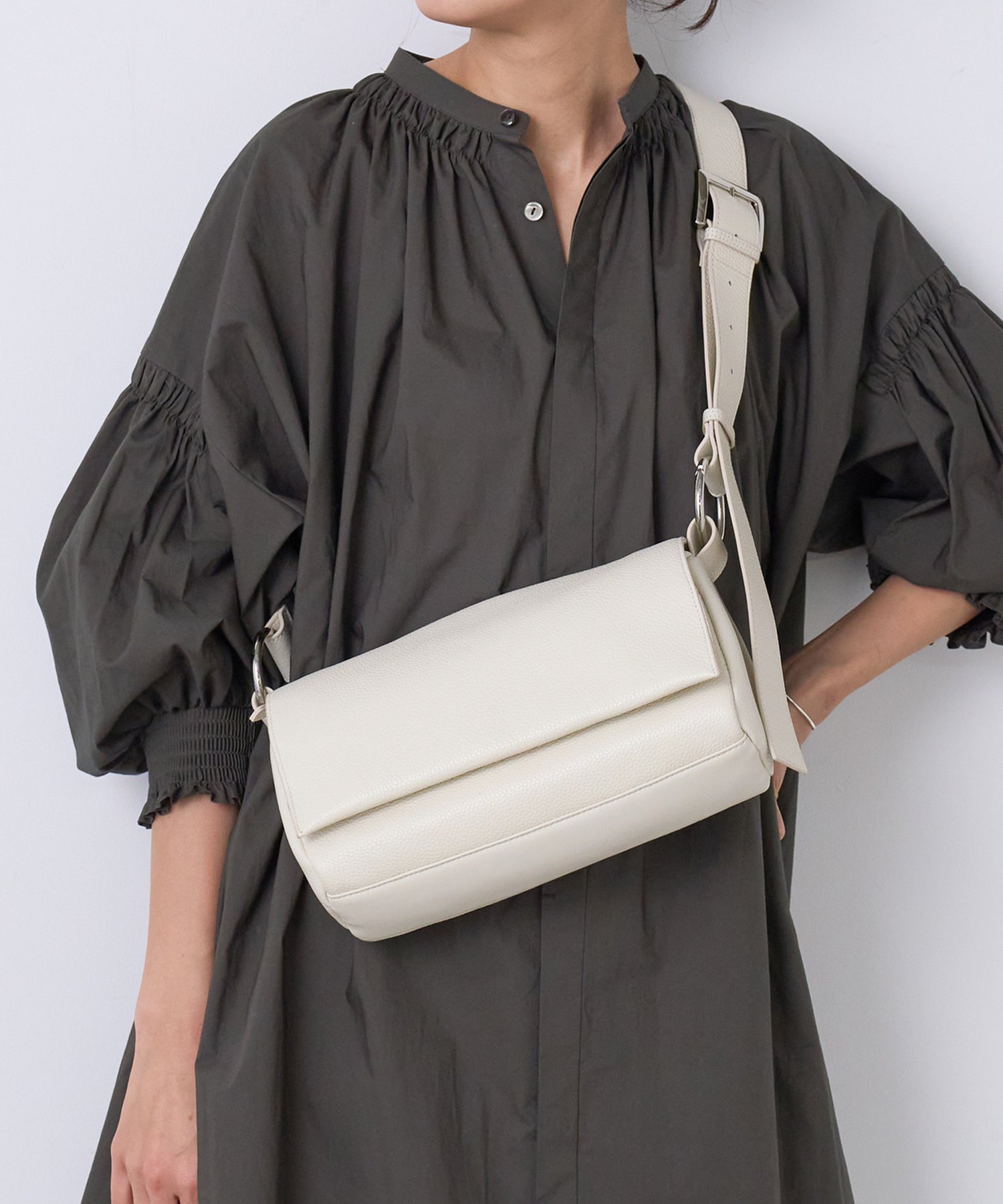 【ビアズリー/BEARDSLEY】の《ベルト付替え可》レザーボディバッグ インテリア・キッズ・メンズ・レディースファッション・服の通販 founy(ファニー) ファッション Fashion レディースファッション Fashion for Women バッグ Bags ベルト&ウエストマーク Belts & Waist Accessories ショルダー Shoulder, Shoulder Strap スカーフ Scarf, Neckwear フラップ Flap, Flap Pocket ポケット Pocket, Pocket Detail マグネット Magnet, Magnetic Closure アイボリー|ID: prp329100004527690 ipo3291000000034363564