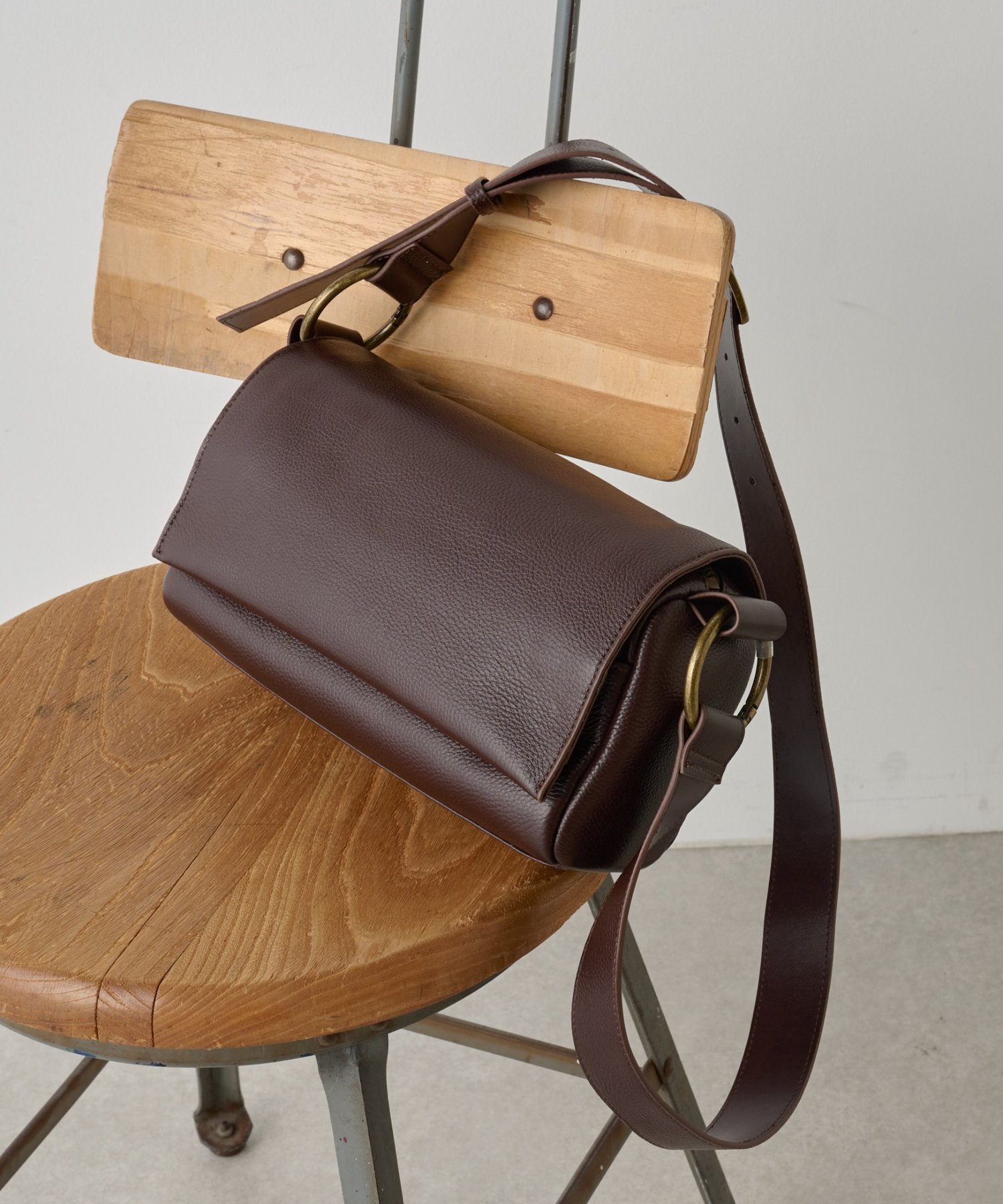 【ビアズリー/BEARDSLEY】の《ベルト付替え可》レザーボディバッグ インテリア・キッズ・メンズ・レディースファッション・服の通販 founy(ファニー) ファッション Fashion レディースファッション Fashion for Women バッグ Bags ベルト&ウエストマーク Belts & Waist Accessories ショルダー Shoulder, Shoulder Strap スカーフ Scarf, Neckwear フラップ Flap, Flap Pocket ポケット Pocket, Pocket Detail マグネット Magnet, Magnetic Closure ブラウン|ID: prp329100004527690 ipo3291000000034363566