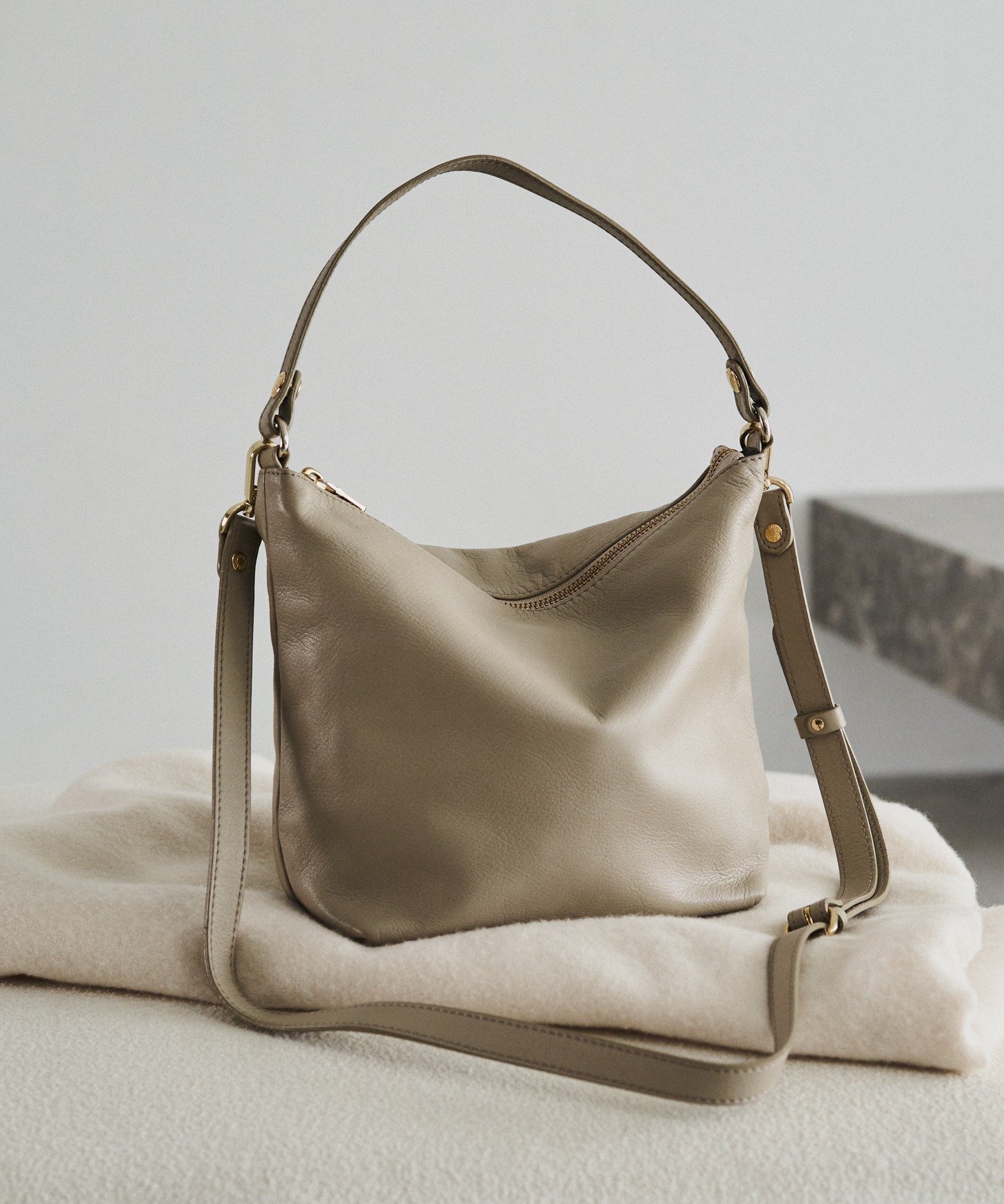 【ラシット/russet】のソフトレザーシンプルショルダーバッグ インテリア・キッズ・メンズ・レディースファッション・服の通販 founy(ファニー) 　ファッション　Fashion　レディースファッション　Fashion for Women　バッグ　Bags　コンパクト　Compact, Small Size　軽量　Lightweight, Ultra Light　ショルダー　Shoulder, Shoulder Strap　シンプル　Simple, Minimal　財布　Wallet, Purse　定番　Standard, Basic Item　手帳　Planner, Notebook　バランス　Balance, Style Balance　フォルム　Silhouette, Form　ベーシック　Basic, Essential　ポケット　Pocket, Pocket Detail　ポーチ　Pouch, Small Case　モダン　Modern, Contemporary　モバイル　Mobile, Smartphone　日本製　Made In Japan　エレガント 上品　Elegant　グレージュ|ID: prp329100004527708 ipo3291000000035115092