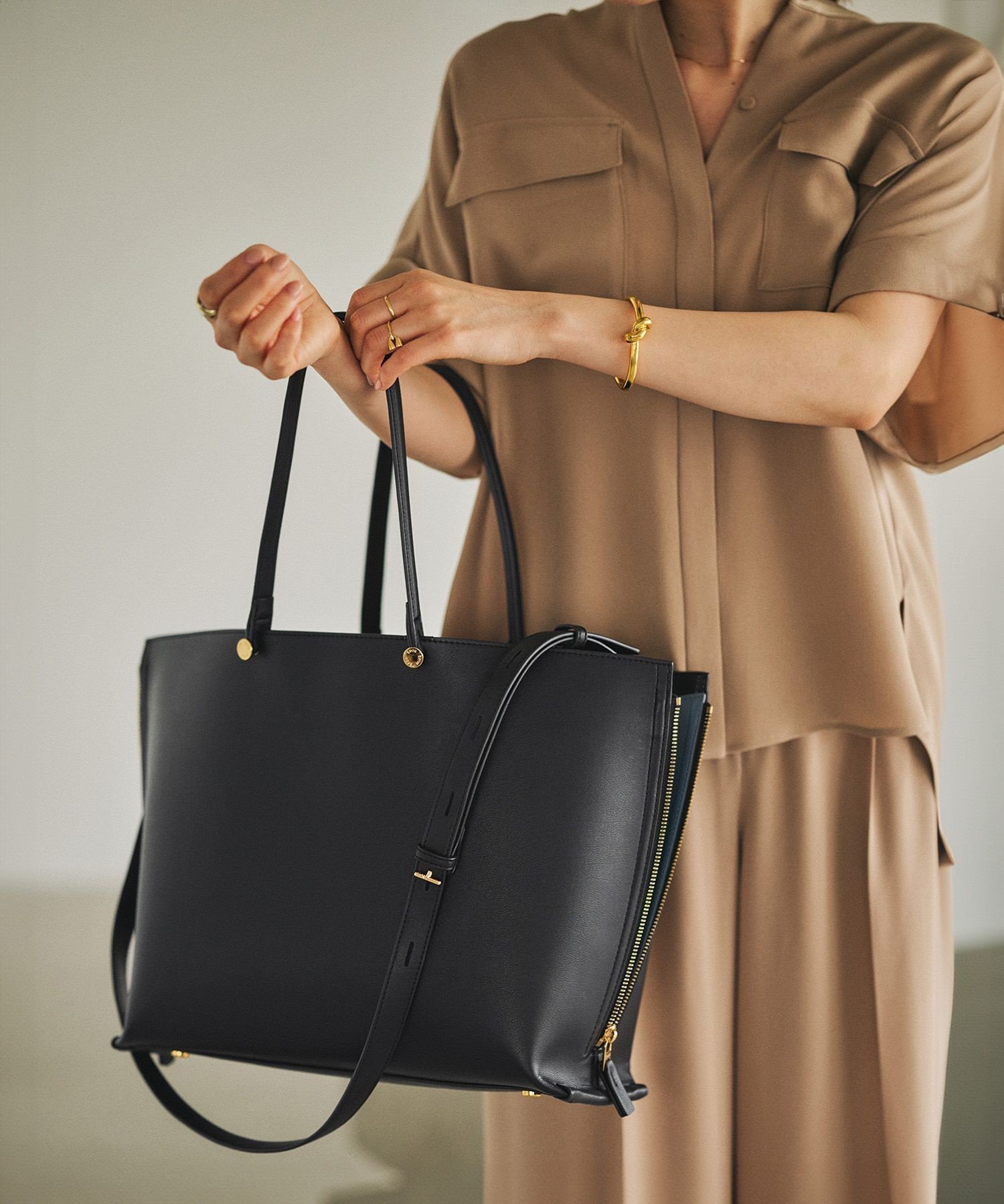 【ロペ/ROPE'】の【E POR】Y BAG Wide【通勤】【A4対応】【雑誌掲載】【25AW】 インテリア・キッズ・メンズ・レディースファッション・服の通販 founy(ファニー) 　雑誌掲載アイテム　Magazine Picks & Fashion Features　ファッション雑誌　Fashion Magazines　バイラ　BAILA　ファッション　Fashion　レディースファッション　Fashion for Women　秋　Autumn　4月号　April Issue　サイドジップ　Side Zip, Side Zipper　ショルダー　Shoulder, Shoulder Strap　スーツ　Suit, Formalwear　雑誌　Magazine, Fashion Magazine　ポケット　Pocket, Pocket Detail　ラップ　Wrap, Wrap Design　A/W・秋冬　Autumn/Winter　おすすめ　Recommended / Our Picks　旅行　Travel　ビジネス 仕事 通勤　Business / Work / Commuting　2025年　2025　2025-2026秋冬・A/W　Autumn/Winter 2025–26 AW25–26　ブラック(01)|ID: prp329100004527773 ipo3291000000032752045