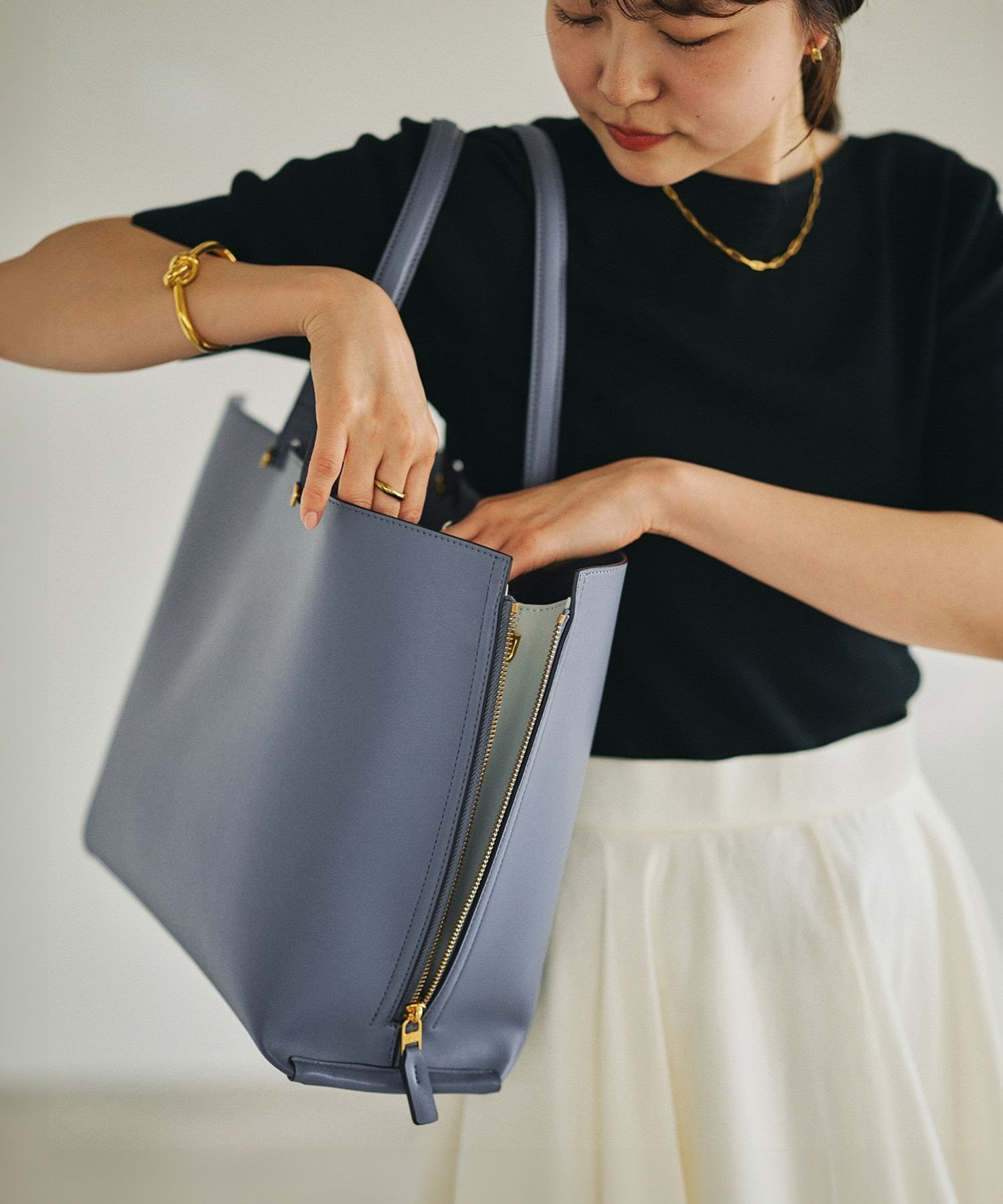 【ロペ/ROPE'】の【E POR】Y BAG Wide【通勤】【A4対応】【雑誌掲載】【25AW】 インテリア・キッズ・メンズ・レディースファッション・服の通販 founy(ファニー) 　雑誌掲載アイテム　Magazine Picks & Fashion Features　ファッション雑誌　Fashion Magazines　バイラ　BAILA　ファッション　Fashion　レディースファッション　Fashion for Women　秋　Autumn　4月号　April Issue　サイドジップ　Side Zip, Side Zipper　ショルダー　Shoulder, Shoulder Strap　スーツ　Suit, Formalwear　雑誌　Magazine, Fashion Magazine　ポケット　Pocket, Pocket Detail　ラップ　Wrap, Wrap Design　A/W・秋冬　Autumn/Winter　おすすめ　Recommended / Our Picks　旅行　Travel　ビジネス 仕事 通勤　Business / Work / Commuting　2025年　2025　2025-2026秋冬・A/W　Autumn/Winter 2025–26 AW25–26　ブルー系(45)|ID: prp329100004527773 ipo3291000000032752058