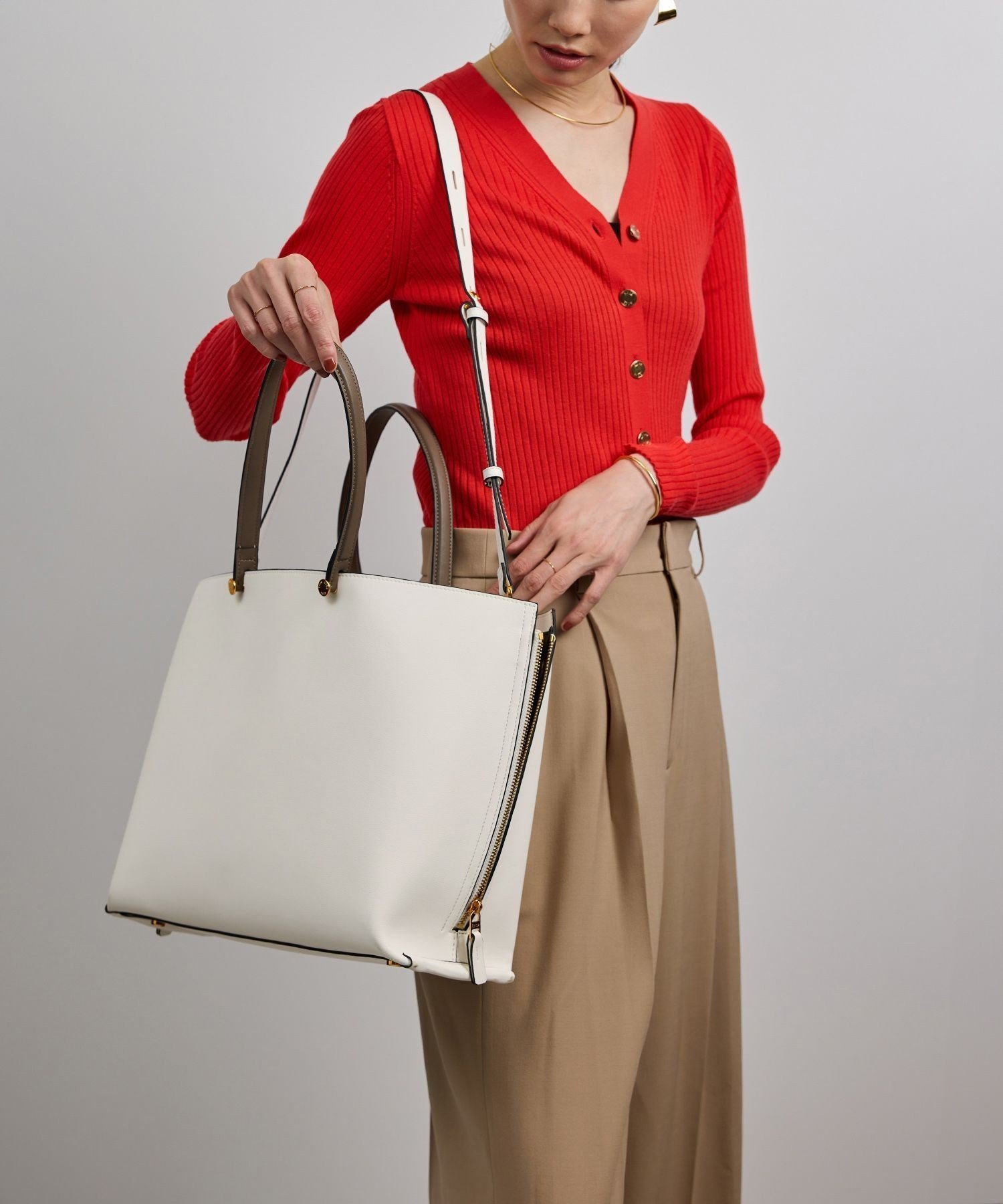 【ロペ/ROPE'】の【E POR】Y BAG Wide【通勤】【A4対応】【雑誌掲載】【25AW】 インテリア・キッズ・メンズ・レディースファッション・服の通販 founy(ファニー) 　雑誌掲載アイテム　Magazine Picks & Fashion Features　ファッション雑誌　Fashion Magazines　バイラ　BAILA　ファッション　Fashion　レディースファッション　Fashion for Women　秋　Autumn　4月号　April Issue　サイドジップ　Side Zip, Side Zipper　ショルダー　Shoulder, Shoulder Strap　スーツ　Suit, Formalwear　雑誌　Magazine, Fashion Magazine　ポケット　Pocket, Pocket Detail　ラップ　Wrap, Wrap Design　A/W・秋冬　Autumn/Winter　おすすめ　Recommended / Our Picks　旅行　Travel　ビジネス 仕事 通勤　Business / Work / Commuting　2025年　2025　2025-2026秋冬・A/W　Autumn/Winter 2025–26 AW25–26　ホワイト系(11)|ID: prp329100004527773 ipo3291000000033675451