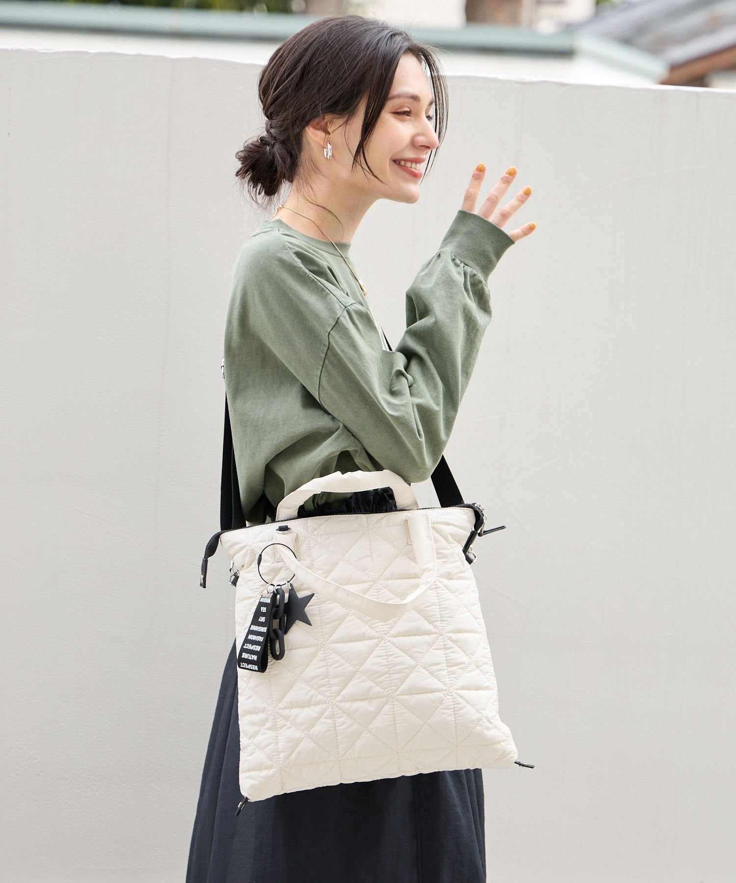 【ベイフロー/BAYFLOW】の≪一部 ≫ A4サイズ収納可 チャーム付き3WAYキルトトート インテリア・キッズ・メンズ・レディースファッション・服の通販 founy(ファニー) 　ファッション　Fashion　レディースファッション　Fashion for Women　バッグ　Bags　チェーン　Chain, Chain Strap　チャーム　Charm, Pendant　ボストン　Boston　オフホワイト11|ID: prp329100004527844 ipo3291000000033627641