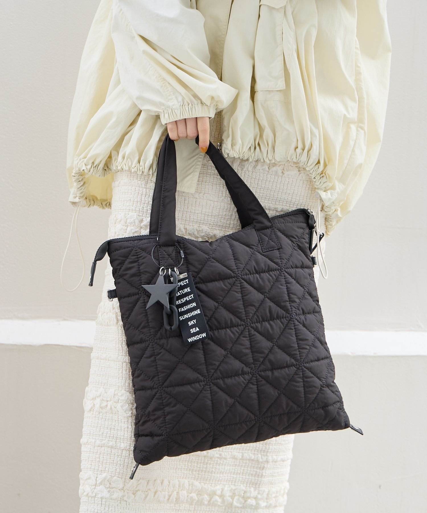 【ベイフロー/BAYFLOW】の≪一部 ≫ A4サイズ収納可 チャーム付き3WAYキルトトート インテリア・キッズ・メンズ・レディースファッション・服の通販 founy(ファニー) 　ファッション　Fashion　レディースファッション　Fashion for Women　バッグ　Bags　チェーン　Chain, Chain Strap　チャーム　Charm, Pendant　ボストン　Boston　ブラック系その他01|ID: prp329100004527844 ipo3291000000034600638