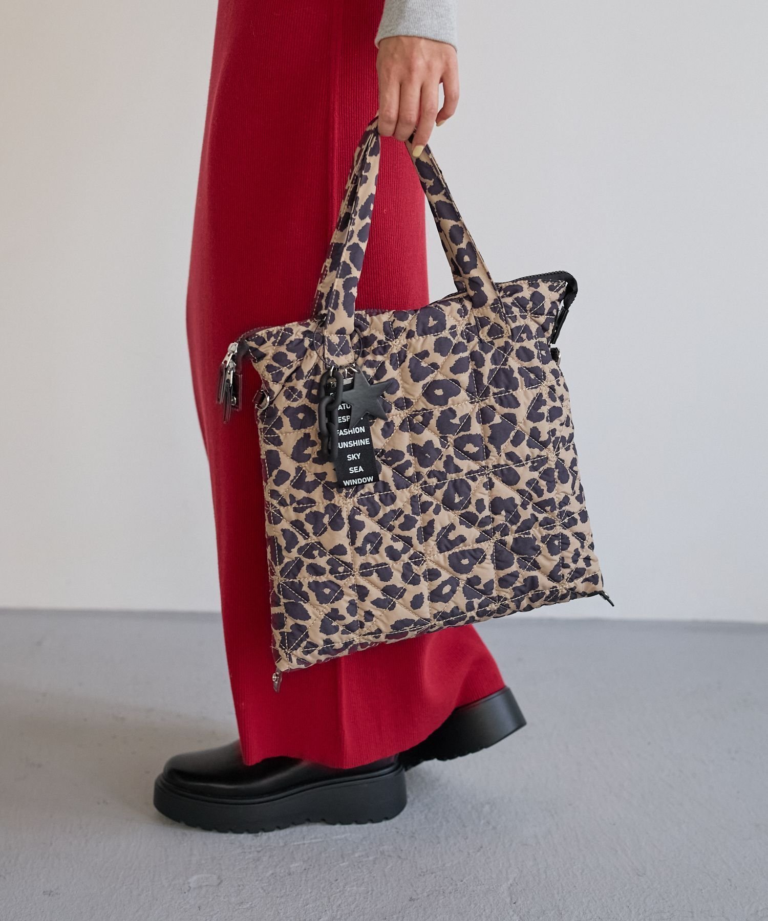 【ベイフロー/BAYFLOW】の≪一部 ≫ A4サイズ収納可 チャーム付き3WAYキルトトート インテリア・キッズ・メンズ・レディースファッション・服の通販 founy(ファニー) 　ファッション　Fashion　レディースファッション　Fashion for Women　バッグ　Bags　チェーン　Chain, Chain Strap　チャーム　Charm, Pendant　ボストン　Boston　レオパード02|ID: prp329100004527844 ipo3291000000035040671