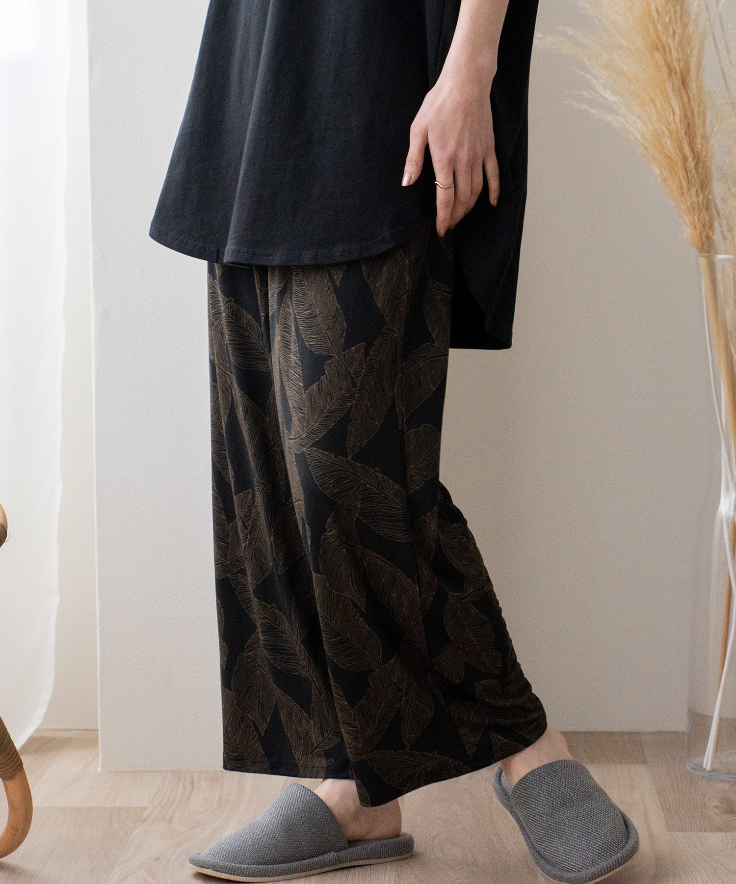 【ヴィータフェリーチェ/VitaFelice】のクールロングパンツ インテリア・キッズ・メンズ・レディースファッション・服の通販 founy(ファニー) 　ファッション　Fashion　レディースファッション　WOMEN　パンツ　Pants　エスニック　Ethnic　リラックス　Relax　ロング　Long　ワイド　Wide　リーフブラック|ID: prp329100004528025 ipo3291000000032018907