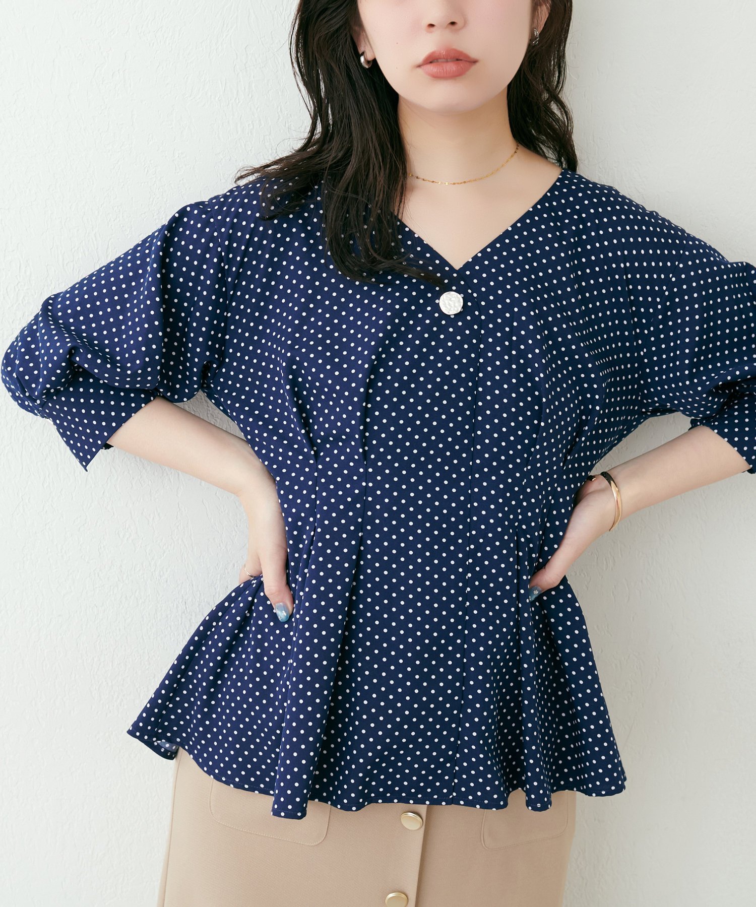 【ナチュラルクチュール/natural couture】のosonoタックデザインペプラム5分袖ブラウス インテリア・キッズ・メンズ・レディースファッション・服の通販 founy(ファニー) 　ファッション　Fashion　レディースファッション　WOMEN　トップス・カットソー　Tops/Tshirt　シャツ/ブラウス　Shirts/Blouses　ギャザー　Gather　スラックス　Slacks　ダウン　Down　チェック　Check　チュニック　Tunic　デニム　Denim　ドット　Dot　フレア　Flare　フロント　Front　ペプラム　Peplum　ボトム　Bottom　ポケット　Pocket　半袖　Short Sleeve　無地　Plain Color　おすすめ　Recommend　エレガント 上品　Elegant　2025年　2025　2025春夏・S/S　Ss,Spring/Summer,2025　その他2|ID: prp329100004528044 ipo3291000000032018988