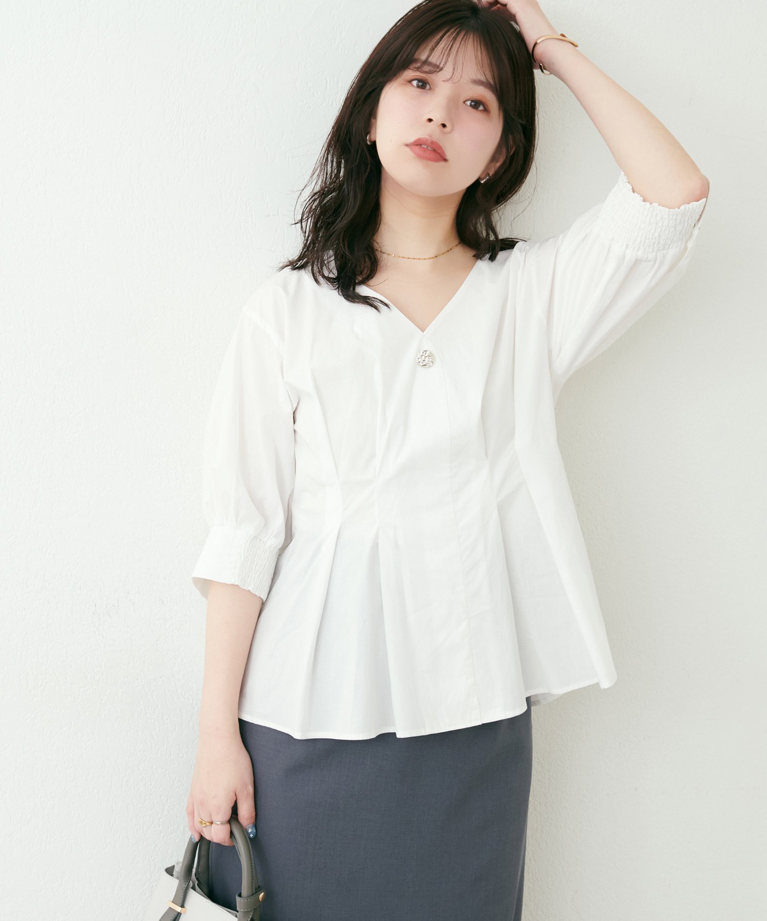 【ナチュラルクチュール/natural couture】のosonoタックデザインペプラム5分袖ブラウス インテリア・キッズ・メンズ・レディースファッション・服の通販 founy(ファニー) 　ファッション　Fashion　レディースファッション　WOMEN　トップス・カットソー　Tops/Tshirt　シャツ/ブラウス　Shirts/Blouses　ギャザー　Gather　スラックス　Slacks　ダウン　Down　チェック　Check　チュニック　Tunic　デニム　Denim　ドット　Dot　フレア　Flare　フロント　Front　ペプラム　Peplum　ボトム　Bottom　ポケット　Pocket　半袖　Short Sleeve　無地　Plain Color　おすすめ　Recommend　エレガント 上品　Elegant　2025年　2025　2025春夏・S/S　Ss,Spring/Summer,2025　オフホワイト|ID: prp329100004528044 ipo3291000000032018989
