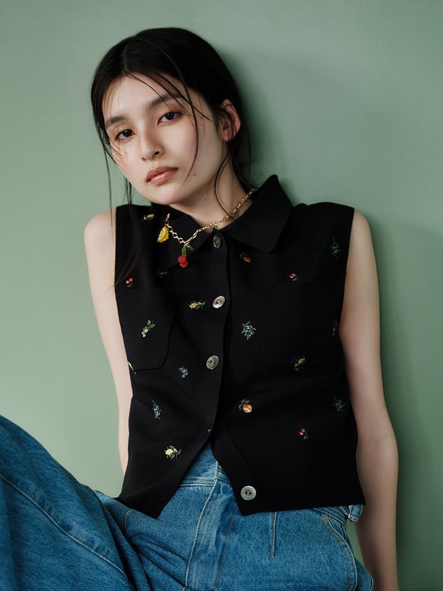 【フレイ アイディー/FRAY I.D】のフルーツ刺繍ポロカラーノースリニットジレ/接触冷感 インテリア・キッズ・メンズ・レディースファッション・服の通販 founy(ファニー) 　ファッション　Fashion　レディースファッション　WOMEN　アウター　Coat Outerwear　トップス・カットソー　Tops/Tshirt　ニット　Knit Tops　ベスト/ジレ　Gilets/Vests　コレクション　Collection　トレンド　Trend　人気　Popularity　バランス　Balance　ポケット　Pocket　夏　Summer　BLK[009]|ID: prp329100004528132 ipo3291000000032237655