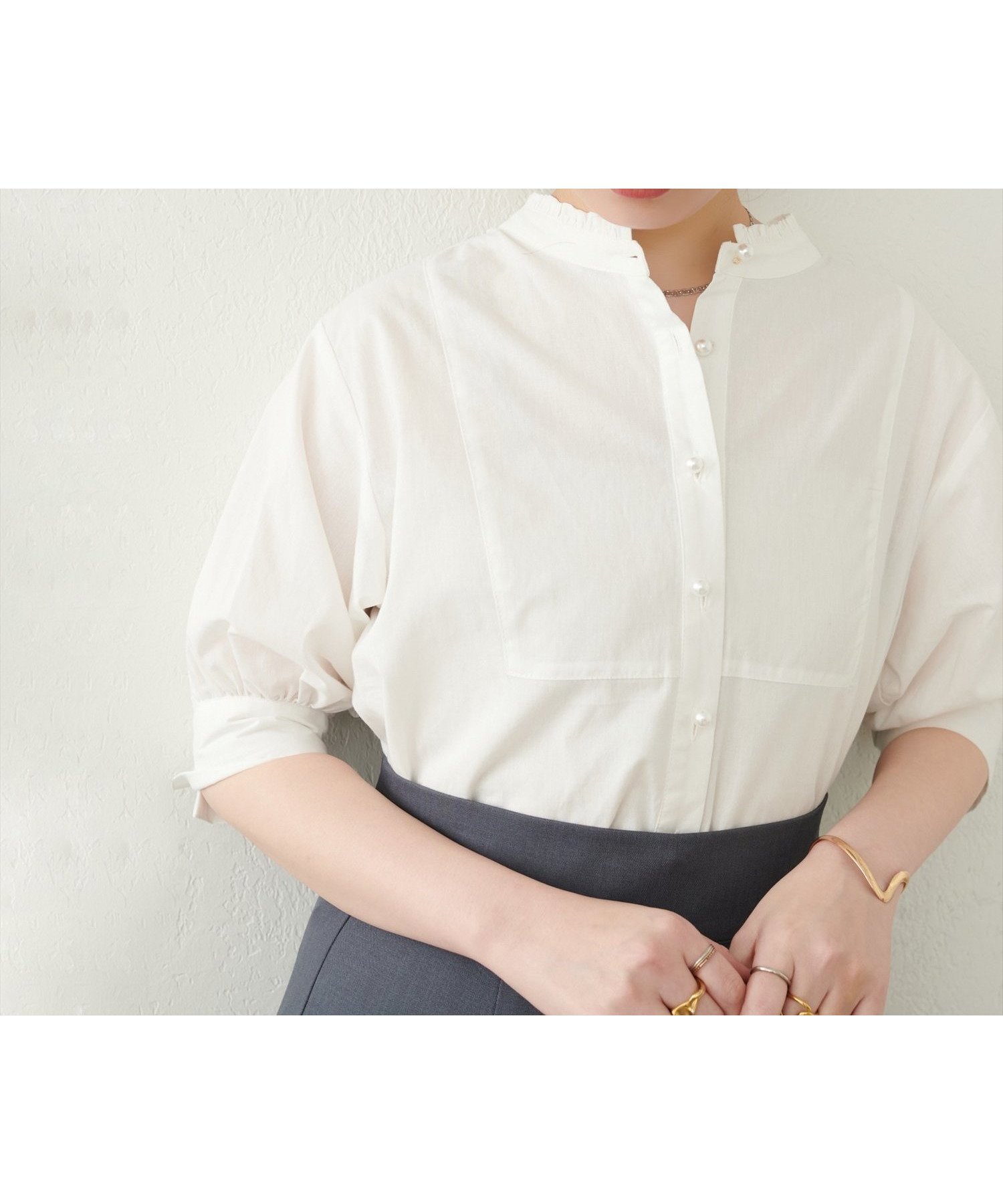 【ナチュラルクチュール/natural couture】のパール釦ヨーク切替5分袖シャツブラウス インテリア・キッズ・メンズ・レディースファッション・服の通販 founy(ファニー) 　ファッション　Fashion　レディースファッション　WOMEN　トップス・カットソー　Tops/Tshirt　シャツ/ブラウス　Shirts/Blouses　2025年　2025　2025春夏・S/S　Ss,Spring/Summer,2025　キャミワンピース　Cami Dress　シンプル　Simple　デニム　Denim　パール　Pearl　ボトム　Bottom　ヨーク　Yoke　エレガント 上品　Elegant　人気　Popularity　切替　Switching　オフホワイト|ID: prp329100004528153 ipo3291000000032509672