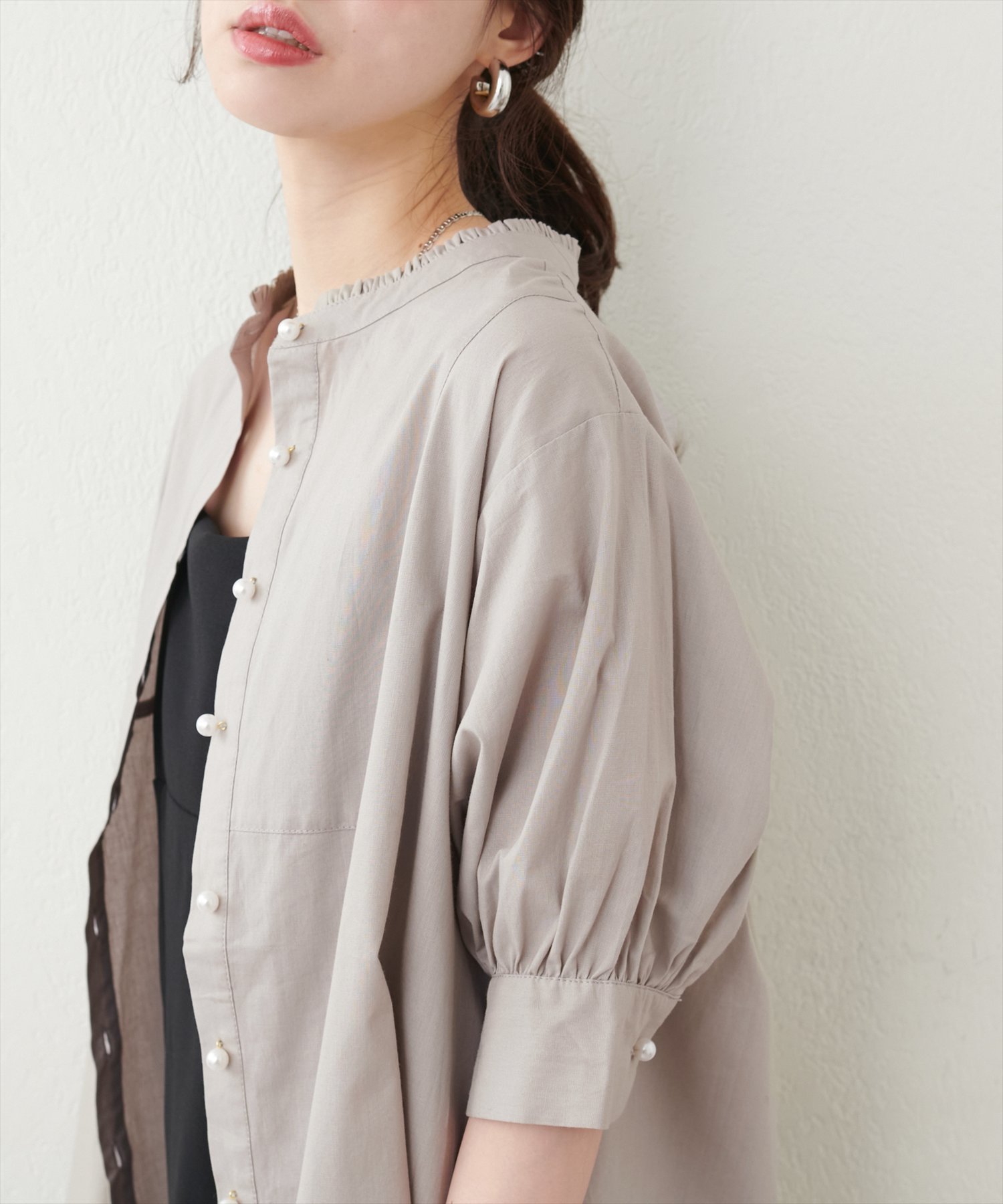 【ナチュラルクチュール/natural couture】のパール釦ヨーク切替5分袖シャツブラウス インテリア・キッズ・メンズ・レディースファッション・服の通販 founy(ファニー) 　ファッション　Fashion　レディースファッション　WOMEN　トップス・カットソー　Tops/Tshirt　シャツ/ブラウス　Shirts/Blouses　2025年　2025　2025春夏・S/S　Ss,Spring/Summer,2025　キャミワンピース　Cami Dress　シンプル　Simple　デニム　Denim　パール　Pearl　ボトム　Bottom　ヨーク　Yoke　エレガント 上品　Elegant　人気　Popularity　切替　Switching　グレー|ID: prp329100004528153 ipo3291000000032509675