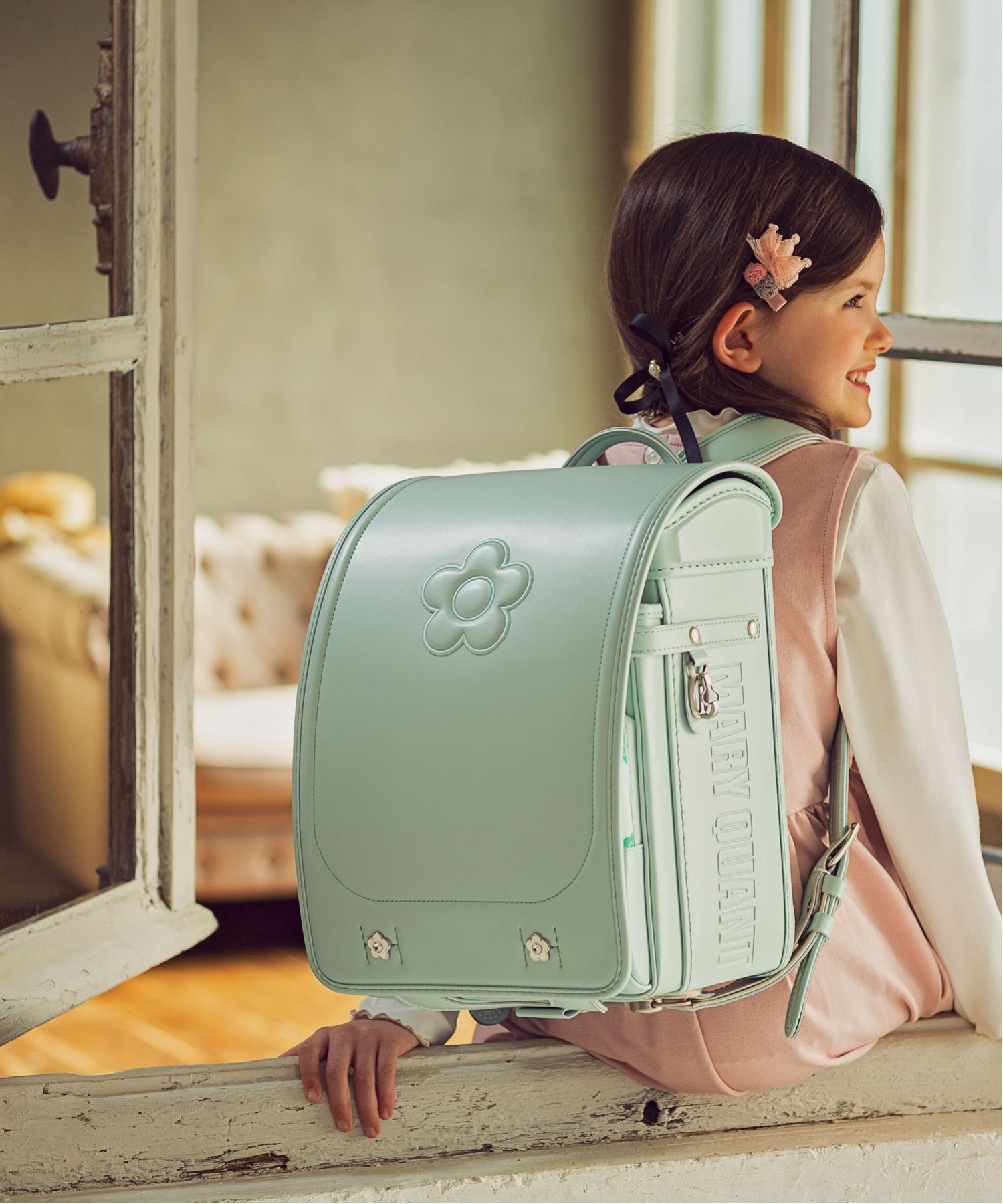 【シフォン/SHIFFON / KIDS】のMARY QUANT(マリークヮント)エンボスデイジーランドセル【即納】 インテリア・キッズ・メンズ・レディースファッション・服の通販 founy(ファニー) 　ファッション　Fashion　キッズファッション　KIDS　クッション　Cushion　巾着　Purse　抗菌　Antibacterial　シンプル　Simple　ダメージ　Damage　パターン　Pattern　フィット　Fit　フラット　Flat　プリント　Print　ポケット　Pocket　ポーチ　Pouch　ミニスカート　Mini Skirt　ラウンド　Round　卒業式　Graduation Ceremony　mint green|ID: prp329100004528158 ipo3291000000032315384