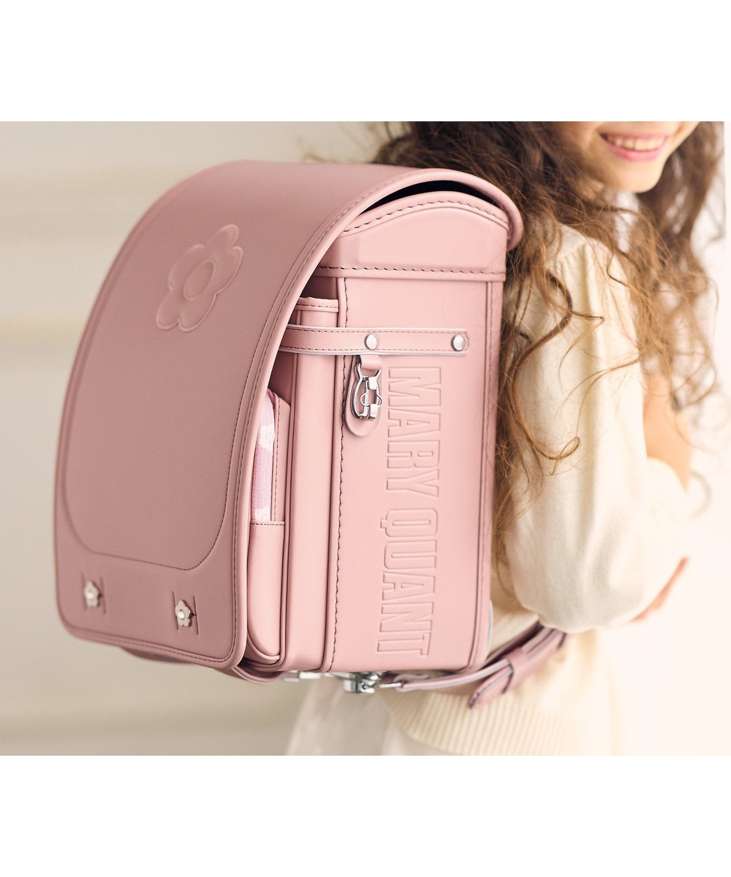 【シフォン/SHIFFON / KIDS】のMARY QUANT(マリークヮント)エンボスデイジーランドセル【即納】 インテリア・キッズ・メンズ・レディースファッション・服の通販 founy(ファニー) 　ファッション　Fashion　キッズファッション　KIDS　クッション　Cushion　巾着　Purse　抗菌　Antibacterial　シンプル　Simple　ダメージ　Damage　パターン　Pattern　フィット　Fit　フラット　Flat　プリント　Print　ポケット　Pocket　ポーチ　Pouch　ミニスカート　Mini Skirt　ラウンド　Round　卒業式　Graduation Ceremony　shell pink|ID: prp329100004528158 ipo3291000000032315387