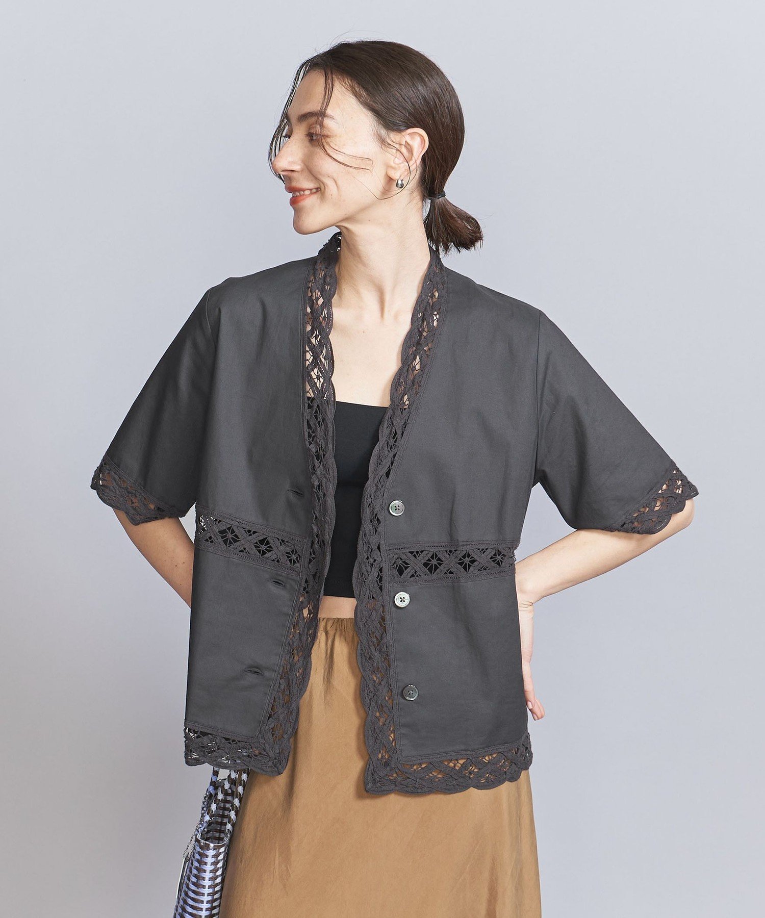 【ビューティ&ユース ユナイテッドアローズ/BEAUTY&YOUTH / UNITED ARROWS】のバテンレース ショートスリーブシャツ インテリア・キッズ・メンズ・レディースファッション・服の通販 founy(ファニー) 　ファッション　Fashion　レディースファッション　Fashion for Women　トップス・カットソー　Cut & Sew Tops　シャツ・ブラウス・オフィスカジュアル　Elegant Blouses & Button-Ups　カッティング　Cutting Detail　サンダル　Sandals, Summer Shoes　シンプル　Simple, Minimal　スカーフ　Scarf, Neckwear　セットアップ　Set-Up, Coordinated Outfit　タンク　Tank Top, Sleeveless Top　ハーフ　Half, Half-Length　フェミニン　Feminine, Girly　ブロード　Broadcloth, Fine Cotton　ボックス　Boxy, Box Shape　ボトム　Bottoms, Lower Wear　羽織　Haori, Light Jacket　マニッシュ　Mannish, Boyish　無地　Plain, Solid Color　レース　Lace, Lace Fabric　おすすめ　Recommended / Our Picks　DK.GRAY|ID: prp329100004528411 ipo3291000000033173913