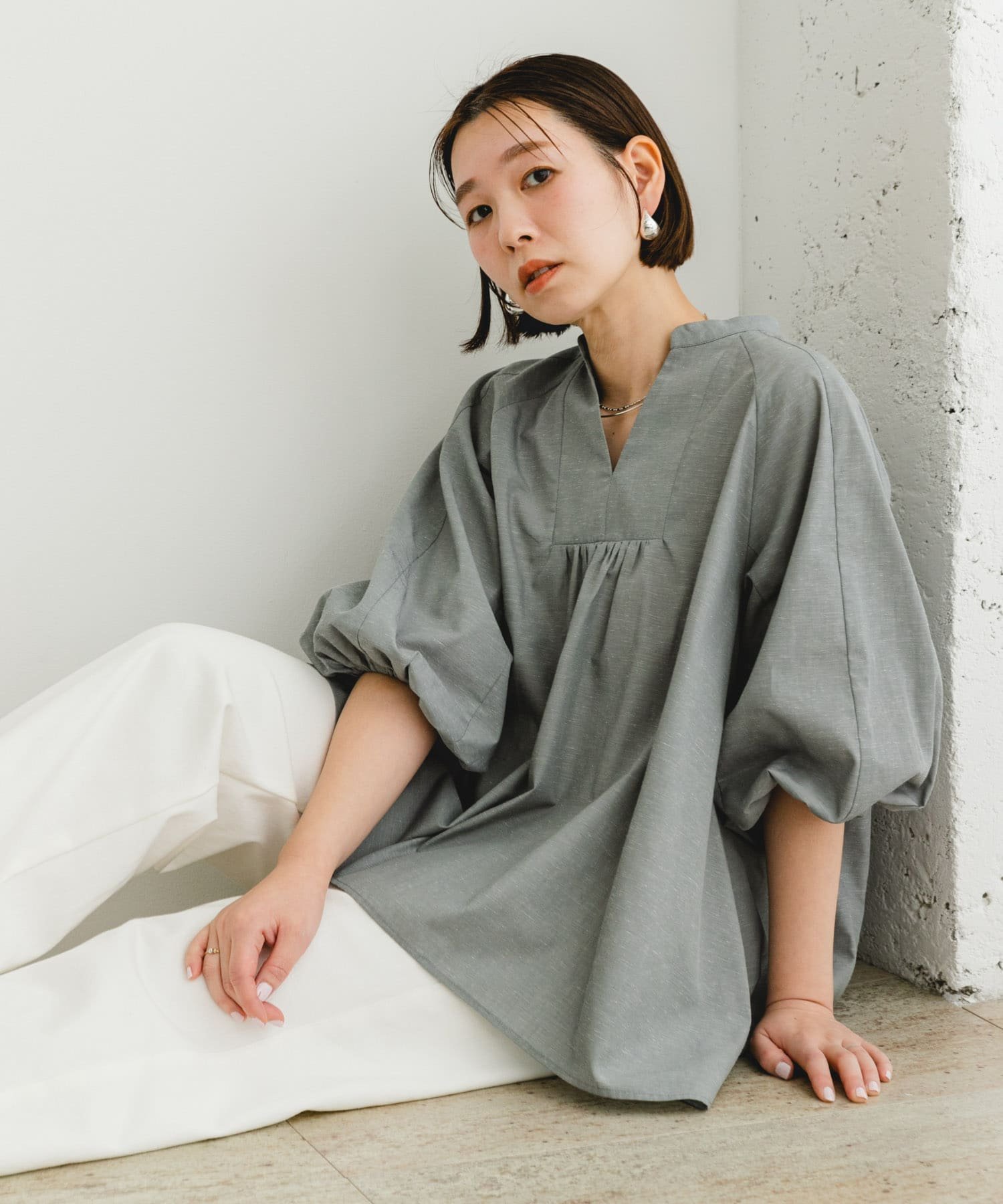 【アーバンリサーチ ロッソ/URBAN RESEARCH ROSSO】の「VERY6月号掲載」 『UR TECH』F by ROSSO イージーリネンボリュームブラウス インテリア・キッズ・メンズ・レディースファッション・服の通販 founy(ファニー) 　雑誌掲載アイテム　Magazine Items　ファッション雑誌　Fashion Magazines　ヴェリィ　VERY　ファッション　Fashion　レディースファッション　WOMEN　トップス・カットソー　Tops/Tshirt　シャツ/ブラウス　Shirts/Blouses　ギャザー　Gather　抗菌　Antibacterial　スキッパー　Skipper　スリーブ　Sleeve　雑誌　Magazine　バランス　Balance　6月号　June Issue　リネン　Linen　S/S・春夏　Ss・Spring/Summer　夏　Summer　エレガント 上品　Elegant　2025年　2025　2025春夏・S/S　Ss,Spring/Summer,2025　GRAY|ID: prp329100004528545 ipo3291000000032021132
