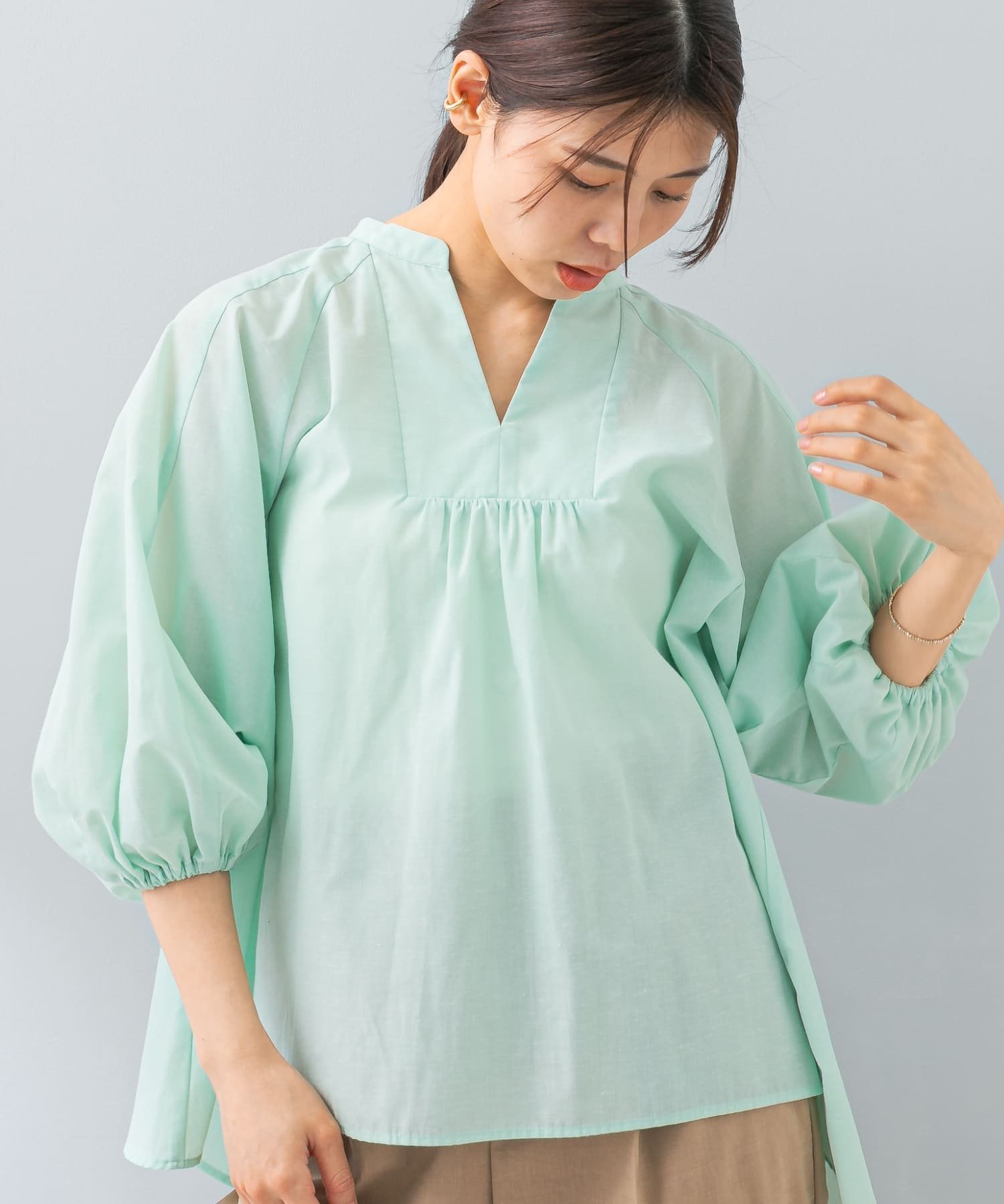 【アーバンリサーチ ロッソ/URBAN RESEARCH ROSSO】の「VERY6月号掲載」『UR TECH』F by ROSSO イージーリネンボリュームブラウス 人気、トレンドファッション・服の通販 founy(ファニー) 　雑誌掲載アイテム　Magazine Items　ファッション雑誌　Fashion Magazines　ヴェリィ　VERY　ファッション　Fashion　レディースファッション　Ladies' Fashion Online　トップス・カットソー　Tops/Tshirt　シャツ/ブラウス　Shirts/Blouses　ギャザー　Gather　抗菌　Antibacterial　スキッパー　Skipper　スリーブ　Sleeve　雑誌　Magazine　バランス　Balance　6月号　June Issue　リネン　Linen　S/S・春夏　Ss・Spring/Summer　夏　Summer　エレガント 上品　Elegant　2025年　2025　2025春夏・S/S　Ss,Spring/Summer,2025　 other-1|ID: prp329100004528545 ipo3291000000032627048