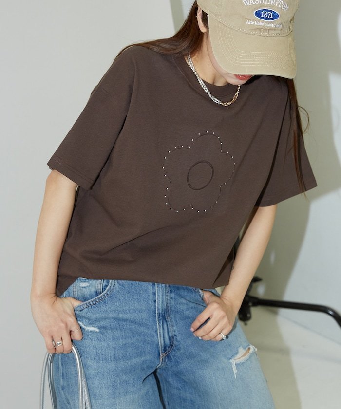 【フリークスストア/FREAK'S STORE】のスタッズ付き エンボス アートTシャツ 限定展開 25SS インテリア・キッズ・メンズ・レディースファッション・服の通販 founy(ファニー) 　ファッション　Fashion　レディースファッション　WOMEN　トップス・カットソー　Tops/Tshirt　シャツ/ブラウス　Shirts/Blouses　ロング / Tシャツ　T-Shirts　シンプル　Simple　スタッズ　Studs　スペシャル　Special　ダメージ　Damage　デニム　Denim　ハーフ　Half　フェミニン　Feminine　フラワー　Flower　ミニスカート　Mini Skirt　モチーフ　Motif　リアル　Real　S/S・春夏　Ss・Spring/Summer　おすすめ　Recommend　夏　Summer　2025年　2025　2025春夏・S/S　Ss,Spring/Summer,2025　ブラウン|ID: prp329100004528652 ipo3291000000032021642