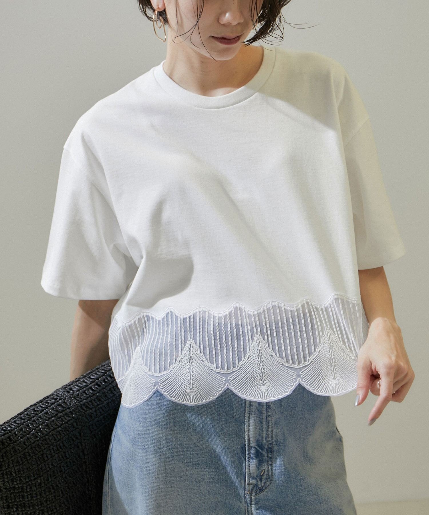 【サロン アダム エ ロペ/SALON adam et rope'】のシェルスカラップTシャツ 2 インテリア・キッズ・メンズ・レディースファッション・服の通販 founy(ファニー) 　ファッション　Fashion　レディースファッション　WOMEN　トップス・カットソー　Tops/Tshirt　シャツ/ブラウス　Shirts/Blouses　ロング / Tシャツ　T-Shirts　クロップド　Cropped　シアー　Sheer　スカラップ　Scalloped　ダウン　Down　チュール　Tulle　デニム　Denim　プリント　Print　ボトム　Bottom　モチーフ　Motif　ラグジュアリー　Luxury　夏　Summer　定番　Standard　オフホワイト(15)|ID: prp329100004528746 ipo3291000000032022134