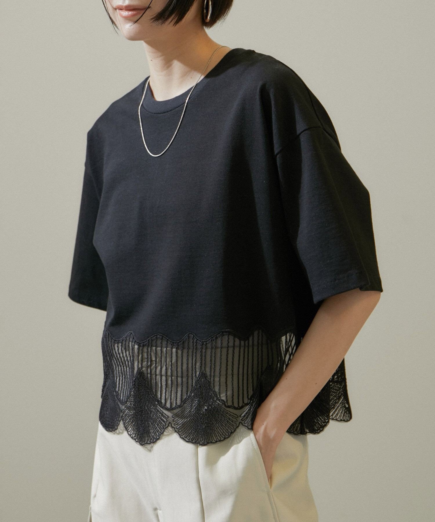 【サロン アダム エ ロペ/SALON adam et rope'】のシェルスカラップTシャツ 2 インテリア・キッズ・メンズ・レディースファッション・服の通販 founy(ファニー) 　ファッション　Fashion　レディースファッション　WOMEN　トップス・カットソー　Tops/Tshirt　シャツ/ブラウス　Shirts/Blouses　ロング / Tシャツ　T-Shirts　クロップド　Cropped　シアー　Sheer　スカラップ　Scalloped　ダウン　Down　チュール　Tulle　デニム　Denim　プリント　Print　ボトム　Bottom　モチーフ　Motif　ラグジュアリー　Luxury　夏　Summer　定番　Standard　ブラック(01)|ID: prp329100004528746 ipo3291000000032022135