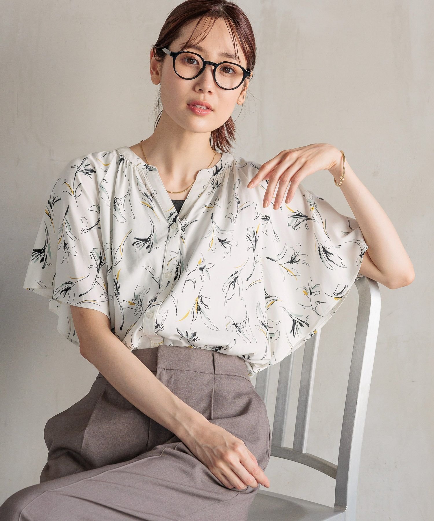 【グローバルワーク/GLOBAL WORK】のさらさらリラックスプリントブラウス半袖/987188 人気、トレンドファッション・服の通販 founy(ファニー) 　ファッション　Fashion　レディースファッション　Fashion for Women　トップス・カットソー　Cut & Sew Tops　シャツ・ブラウス・オフィスカジュアル　Elegant Blouses & Button-Ups　なめらか　Smooth, Silky Texture　サロペット　Overalls, Salopette　デコルテ　Décolleté, Neckline　リラックス　Relax, Relaxed Fit　ワイド　Wide, Wide Fit　人気　Popular, Best Seller　半袖　Short Sleeve, Half Sleeve　 other-1|ID: prp329100004528762 ipo3291000000032651583