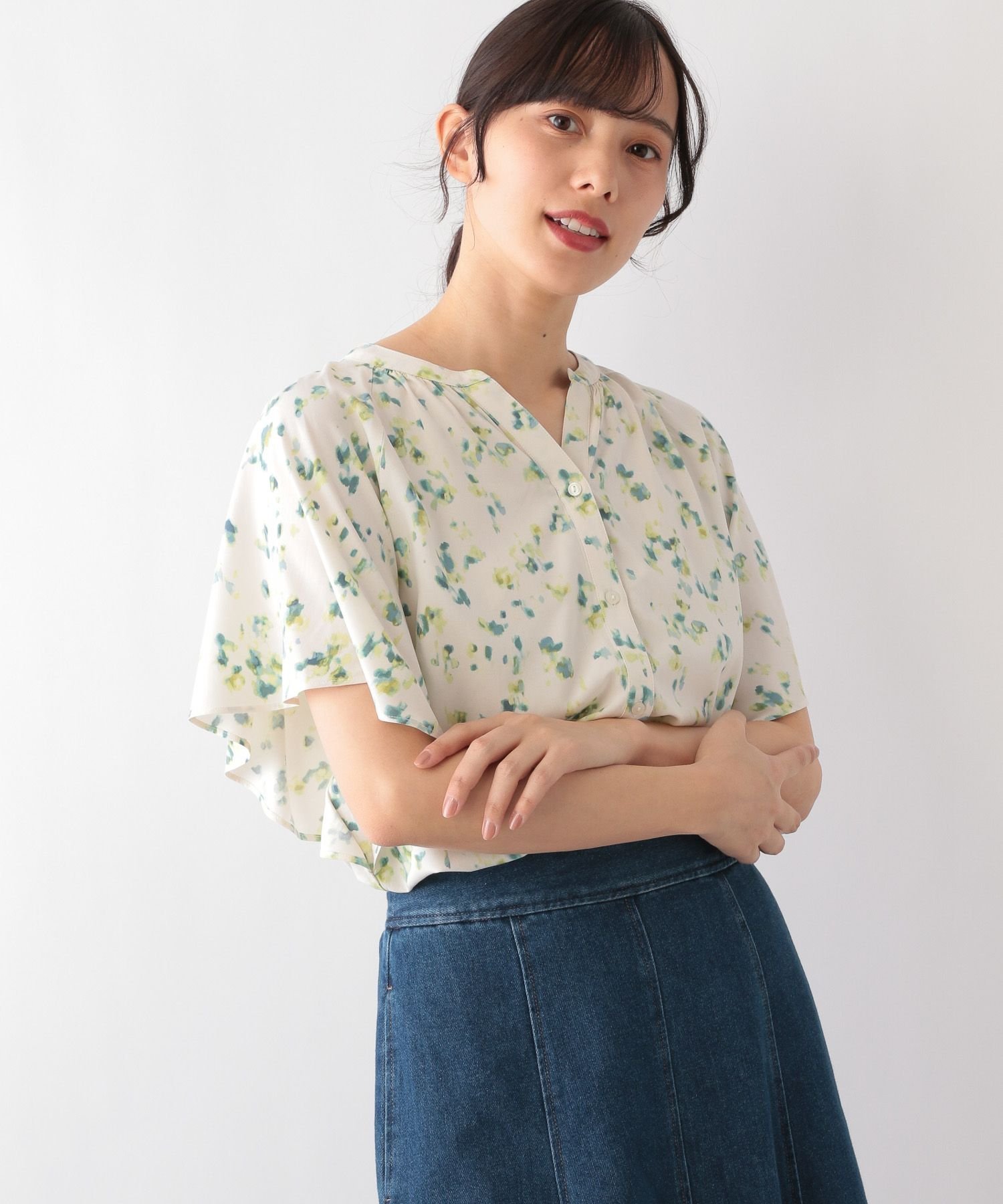 【グローバルワーク/GLOBAL WORK】のさらさらリラックスプリントブラウス半袖/987188 インテリア・キッズ・メンズ・レディースファッション・服の通販 founy(ファニー) 　ファッション　Fashion　レディースファッション　Fashion for Women　トップス・カットソー　Cut & Sew Tops　シャツ・ブラウス・オフィスカジュアル　Elegant Blouses & Button-Ups　なめらか　Smooth, Silky Texture　サロペット　Overalls, Salopette　デコルテ　Décolleté, Neckline　リラックス　Relax, Relaxed Fit　ワイド　Wide, Wide Fit　人気　Popular, Best Seller　半袖　Short Sleeve, Half Sleeve　グリーンペイント75|ID: prp329100004528762 ipo3291000000032651608