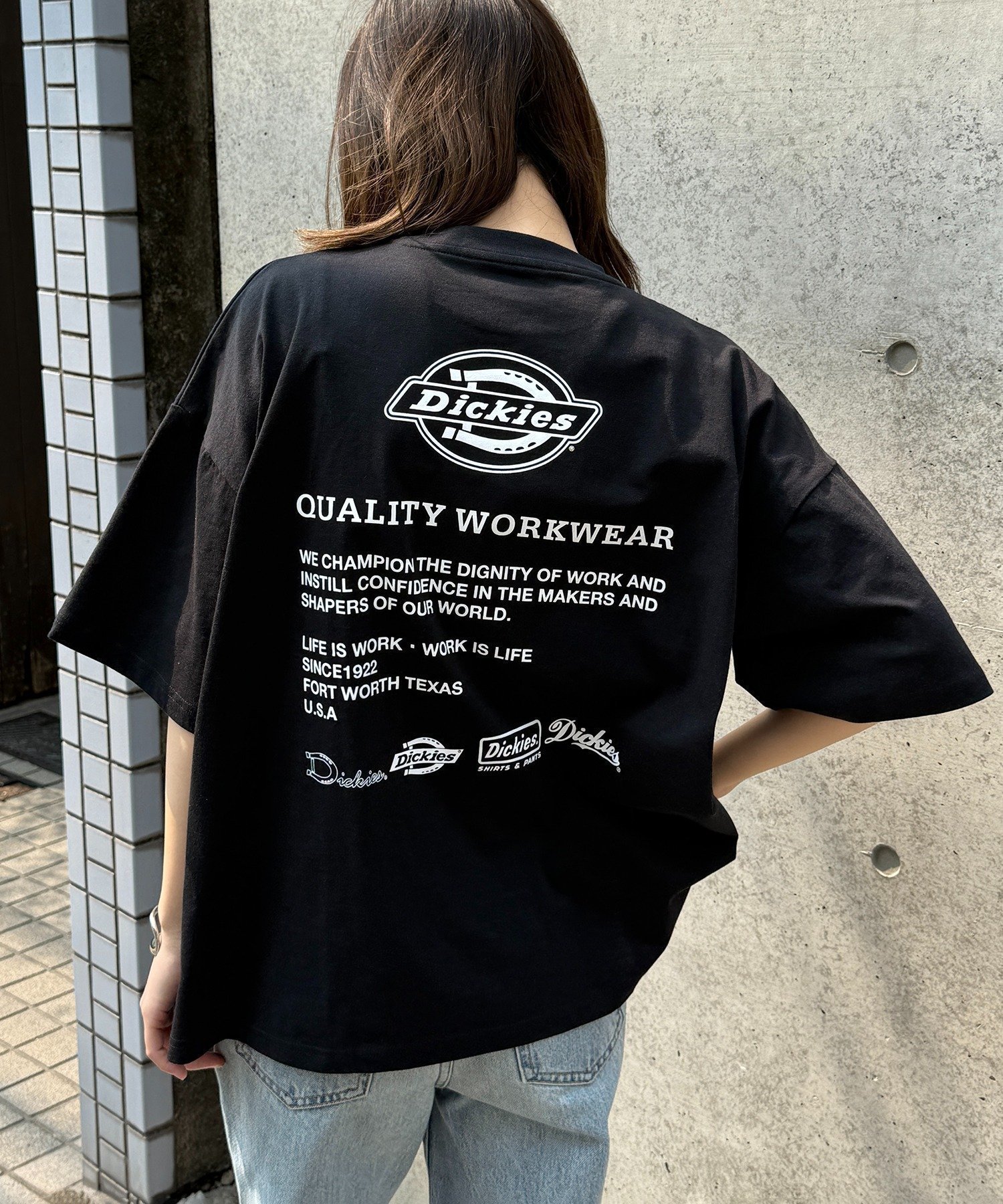 【その他のブランド/Other】のDickies/【別注】バックプリントTシャツ 5222-TTMDK3 インテリア・キッズ・メンズ・レディースファッション・服の通販 founy(ファニー) 　ファッション　Fashion　レディースファッション　WOMEN　トップス・カットソー　Tops/Tshirt　シャツ/ブラウス　Shirts/Blouses　ロング / Tシャツ　T-Shirts　バッグ　Bag　アウトドア　Outdoor　カーゴパンツ　Cargo Pants　クラシック　Classic　グラフィック　Graphic　ショート　Short　シンプル　Simple　スタイリッシュ　Stylish　スニーカー　Sneakers　デニム　Denim　トレンド　Trend　定番　Standard　ハーフ　Half　フロント　Front　プリント　Print　別注　Special Order　リラックス　Relax　ワーク　Work　再入荷　Restock/Back In Stock/Re Arrival　おすすめ　Recommend　夏　Summer　BLK1|ID: prp329100004528842 ipo3291000000032022529