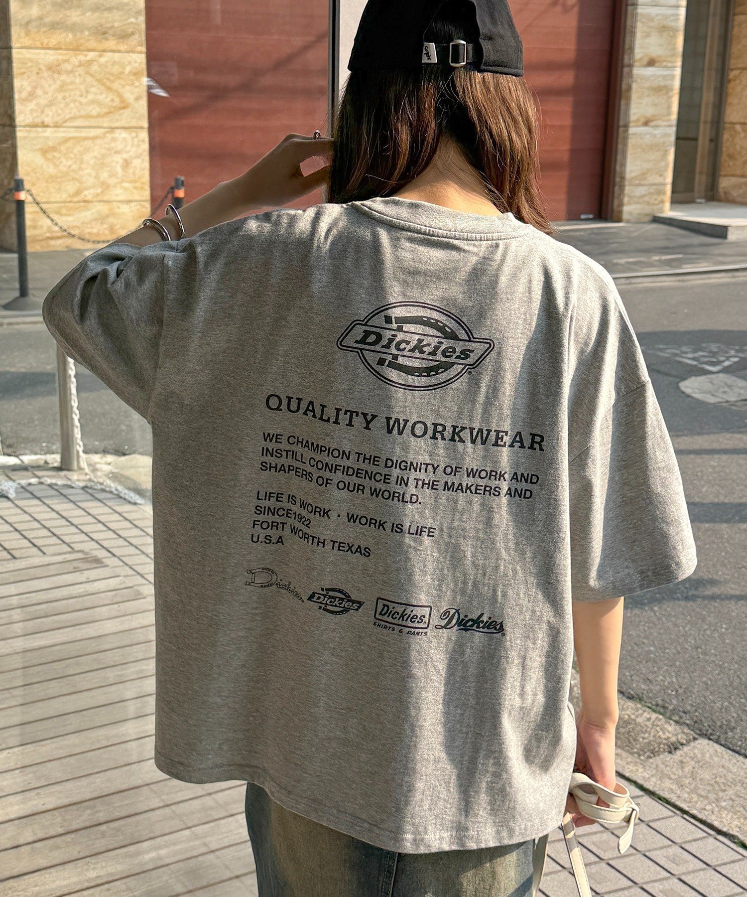 【その他のブランド/Other】のDickies/【別注】バックプリントTシャツ 5222-TTMDK3 インテリア・キッズ・メンズ・レディースファッション・服の通販 founy(ファニー) 　ファッション　Fashion　レディースファッション　WOMEN　トップス・カットソー　Tops/Tshirt　シャツ/ブラウス　Shirts/Blouses　ロング / Tシャツ　T-Shirts　バッグ　Bag　アウトドア　Outdoor　カーゴパンツ　Cargo Pants　クラシック　Classic　グラフィック　Graphic　ショート　Short　シンプル　Simple　スタイリッシュ　Stylish　スニーカー　Sneakers　デニム　Denim　トレンド　Trend　定番　Standard　ハーフ　Half　フロント　Front　プリント　Print　別注　Special Order　リラックス　Relax　ワーク　Work　再入荷　Restock/Back In Stock/Re Arrival　おすすめ　Recommend　夏　Summer　GRY1|ID: prp329100004528842 ipo3291000000032022531