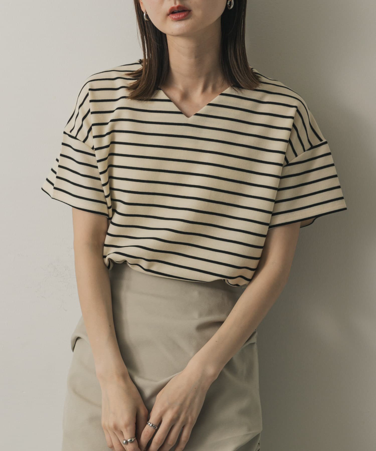 【センスオブプレイス/SENSE OF PLACE by URBAN RESEARCH】のミラノリブVネックTシャツ インテリア・キッズ・メンズ・レディースファッション・服の通販 founy(ファニー) 　ファッション　Fashion　レディースファッション　Fashion for Women　トップス・カットソー　Cut & Sew Tops　シャツ・ブラウス・オフィスカジュアル　Elegant Blouses & Button-Ups　ロングTシャツ・Tシャツ　Longline T-Shirts & Tees　Vネックトップス　V-Neck Tops / V-Cut Neckline Shirts　2025年　2025　2025春夏・S/S　Spring/Summer 2025 SS25　ミラノリブ　Milano Rib, Milano Stitch　夏　Summer　S/S・春夏　SS, Spring/Summer, Warm Season　WHT×BLK|ID: prp329100004528848 ipo3291000000033532588