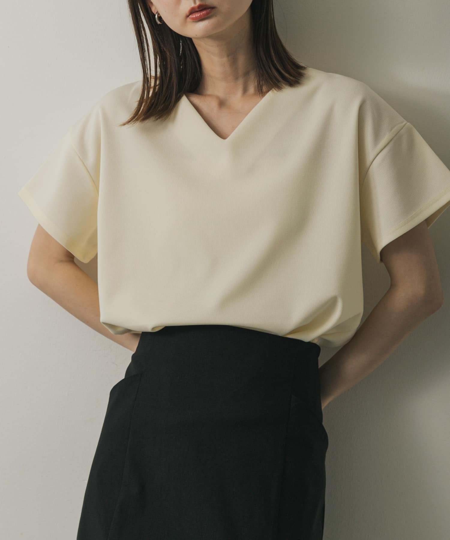 【センスオブプレイス/SENSE OF PLACE by URBAN RESEARCH】のミラノリブVネックTシャツ インテリア・キッズ・メンズ・レディースファッション・服の通販 founy(ファニー) 　ファッション　Fashion　レディースファッション　Fashion for Women　トップス・カットソー　Cut & Sew Tops　シャツ・ブラウス・オフィスカジュアル　Elegant Blouses & Button-Ups　ロングTシャツ・Tシャツ　Longline T-Shirts & Tees　Vネックトップス　V-Neck Tops / V-Cut Neckline Shirts　2025年　2025　2025春夏・S/S　Spring/Summer 2025 SS25　ミラノリブ　Milano Rib, Milano Stitch　夏　Summer　S/S・春夏　SS, Spring/Summer, Warm Season　OFF WHITE|ID: prp329100004528848 ipo3291000000033532595