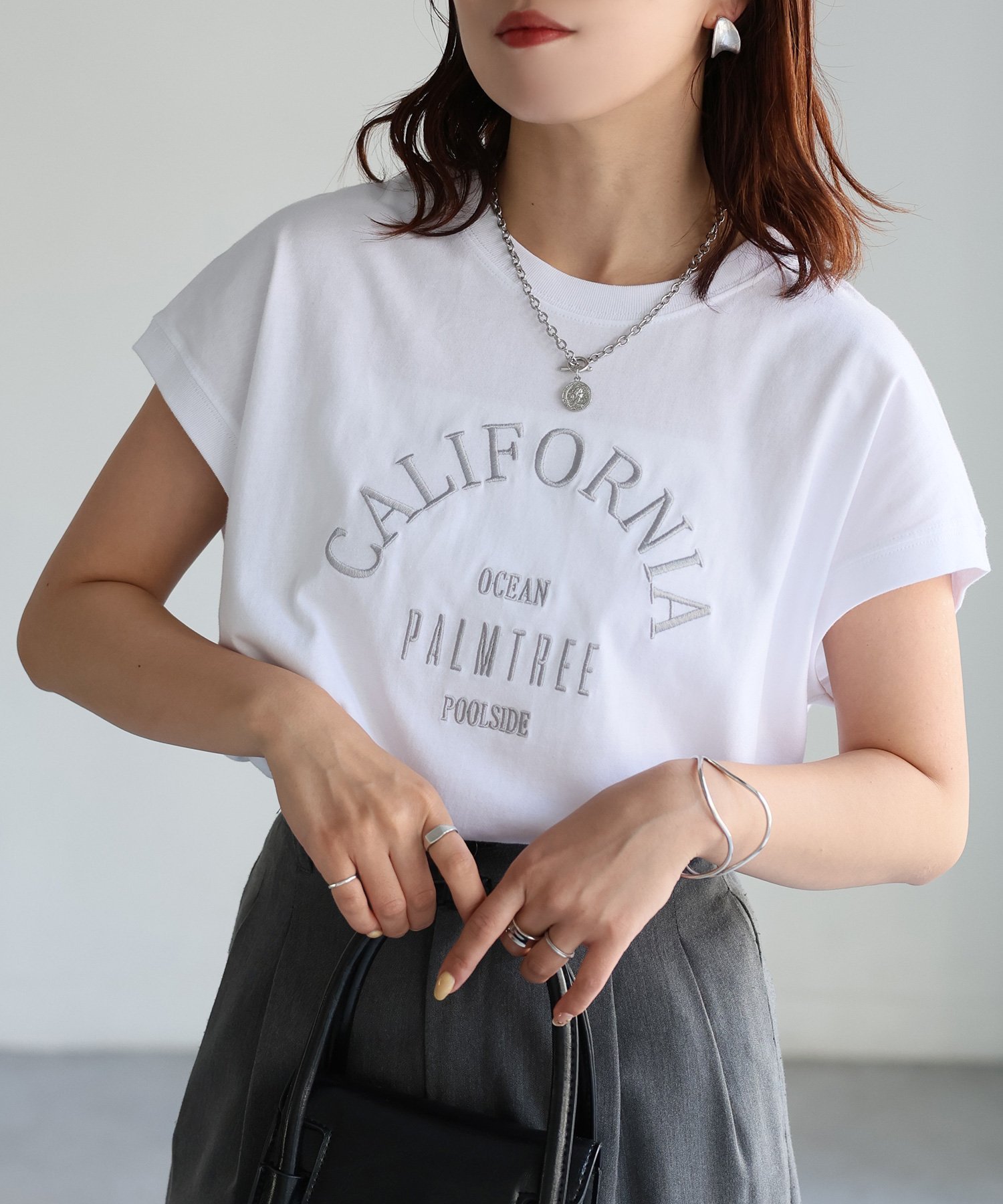 【リベリー/Riberry】のロゴ刺繍フレンチTシャツ/綿100%Tシャツ インテリア・キッズ・メンズ・レディースファッション・服の通販 founy(ファニー) 　ファッション　Fashion　レディースファッション　Ladies' Fashion Online　トップス・カットソー　Tops/Tshirt　シャツ/ブラウス　Shirts/Blouses　ロング / Tシャツ　T-Shirts　おすすめ　Recommend　インナー　Inner　シンプル　Simple　スリーブ　Sleeve　フレンチ　French　フロント　Front　レギュラー　Regular　エレガント 上品　Elegant　夏　Summer　春　Spring　S/S・春夏　Ss・Spring/Summer　ホワイト×グレー|ID: prp329100004528995 ipo3291000000032624607