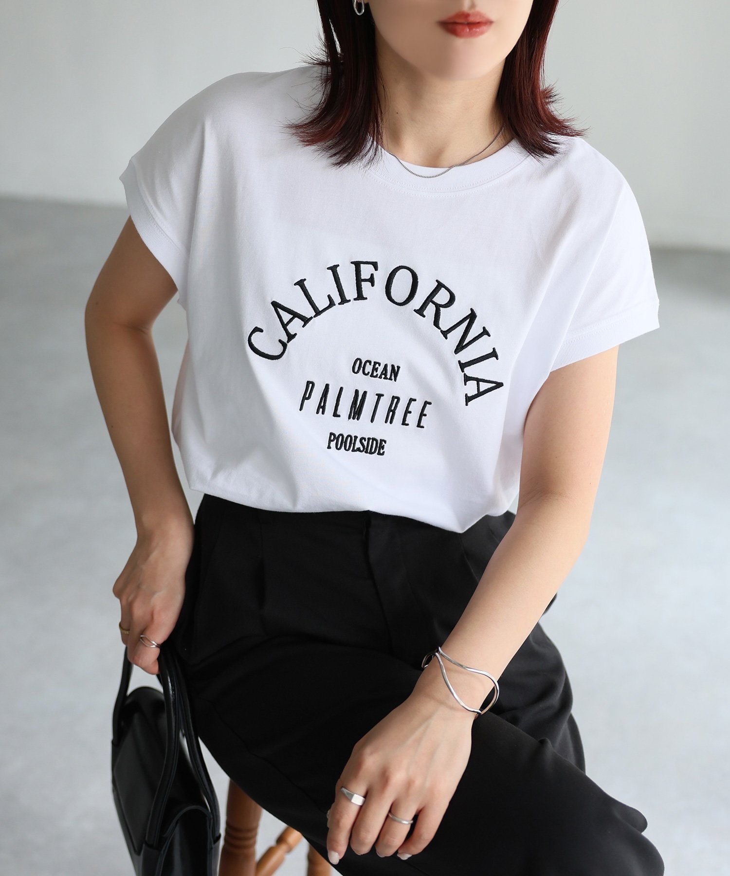 【リベリー/Riberry】のロゴ刺繍フレンチTシャツ/綿100%Tシャツ インテリア・キッズ・メンズ・レディースファッション・服の通販 founy(ファニー) 　ファッション　Fashion　レディースファッション　Ladies' Fashion Online　トップス・カットソー　Tops/Tshirt　シャツ/ブラウス　Shirts/Blouses　ロング / Tシャツ　T-Shirts　おすすめ　Recommend　インナー　Inner　シンプル　Simple　スリーブ　Sleeve　フレンチ　French　フロント　Front　レギュラー　Regular　エレガント 上品　Elegant　夏　Summer　春　Spring　S/S・春夏　Ss・Spring/Summer　ホワイト×ブラック|ID: prp329100004528995 ipo3291000000032624608