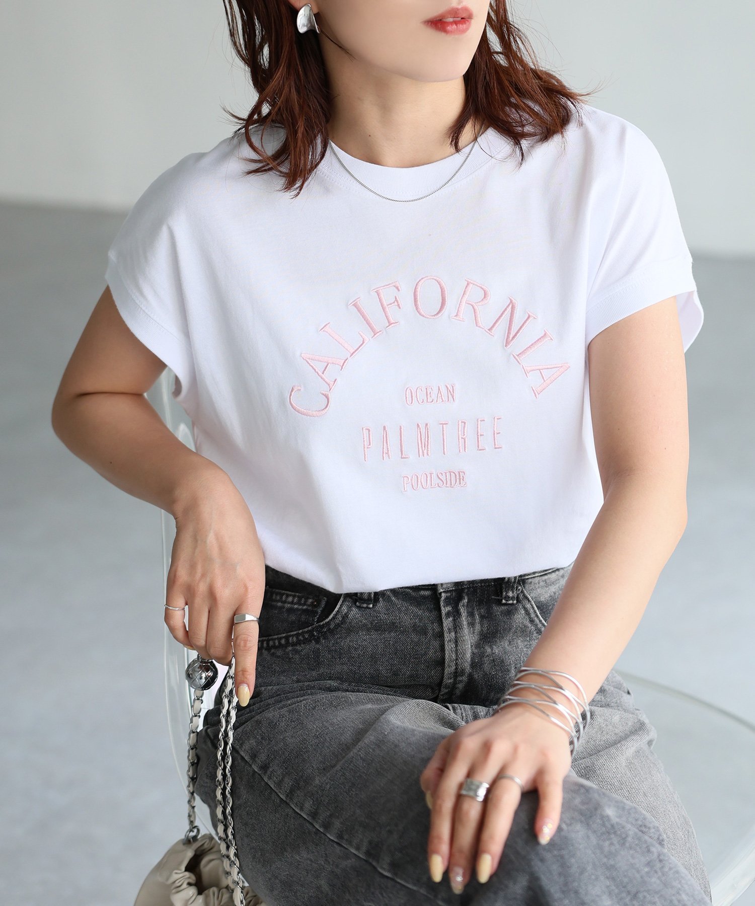 【リベリー/Riberry】のロゴ刺繍フレンチTシャツ/綿100%Tシャツ インテリア・キッズ・メンズ・レディースファッション・服の通販 founy(ファニー) 　ファッション　Fashion　レディースファッション　Ladies' Fashion Online　トップス・カットソー　Tops/Tshirt　シャツ/ブラウス　Shirts/Blouses　ロング / Tシャツ　T-Shirts　おすすめ　Recommend　インナー　Inner　シンプル　Simple　スリーブ　Sleeve　フレンチ　French　フロント　Front　レギュラー　Regular　エレガント 上品　Elegant　夏　Summer　春　Spring　S/S・春夏　Ss・Spring/Summer　ホワイト×ピンク|ID: prp329100004528995 ipo3291000000032624610