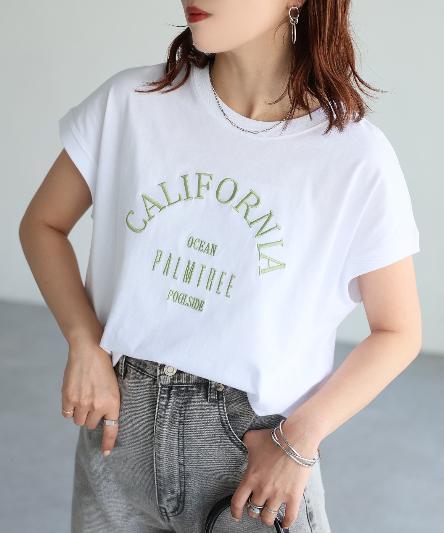【リベリー/Riberry】のロゴ刺繍フレンチTシャツ/綿100%Tシャツ インテリア・キッズ・メンズ・レディースファッション・服の通販 founy(ファニー) 　ファッション　Fashion　レディースファッション　Ladies' Fashion Online　トップス・カットソー　Tops/Tshirt　シャツ/ブラウス　Shirts/Blouses　ロング / Tシャツ　T-Shirts　おすすめ　Recommend　インナー　Inner　シンプル　Simple　スリーブ　Sleeve　フレンチ　French　フロント　Front　レギュラー　Regular　エレガント 上品　Elegant　夏　Summer　春　Spring　S/S・春夏　Ss・Spring/Summer　ホワイト×グリーン|ID: prp329100004528995 ipo3291000000032624617