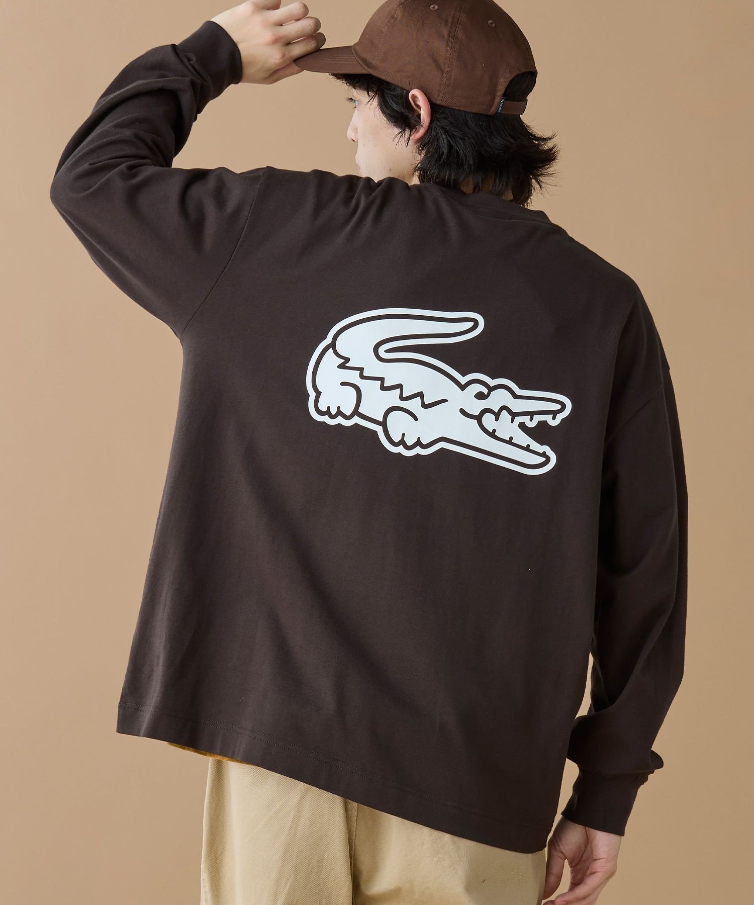 【ラコステ/LACOSTE】の【オンライン限定】LACOSTE オーバーサイズ バックプリント ロングスリーブTシャツ インテリア・キッズ・メンズ・レディースファッション・服の通販 founy(ファニー) ファッション Fashion レディースファッション Fashion for Women トップス・カットソー Cut & Sew Tops シャツ・ブラウス・オフィスカジュアル Elegant Blouses & Button-Ups ロングTシャツ・Tシャツ Longline T-Shirts & Tees バッグ Bags インナー Innerwear 春 Spring 秋 Autumn コンパクト Compact, Small Size シンプル Simple, Minimal スウェット / スエット Sweatshirt, Sweatwear スリーブ Sleeve, Long Sleeve / Short Sleeve ダウン Down, Puffer トレンド Trend, Trending Now 長袖 Long Sleeve, Full Sleeve バランス Balance, Style Balance フィット Fit, Slim Fit フェミニン Feminine, Girly フロント Front, Front Design プリント Print, Printed Pattern 半袖 Short Sleeve, Half Sleeve 羽織 Haori, Light Jacket ラバー Rubber, Rubber Sole リラックス Relax, Relaxed Fit ルーズ Loose, Oversized ロング Long, Long-Length ワンポイント One Point, Statement Accent A/W・秋冬 Autumn/Winter S/S・春夏 SS, Spring/Summer, Warm Season ダークブラウン|ID: prp329100004529089 ipo3291000000034480827