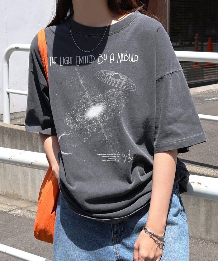 【アンドミー/andme】の宇宙プリント 半袖 Tシャツ ANME アンメ インテリア・キッズ・メンズ・レディースファッション・服の通販 founy(ファニー) https://founy.com/ ファッション Fashion レディースファッション Fashion for Women トップス・カットソー Cut & Sew Tops シャツ・ブラウス・オフィスカジュアル Elegant Blouses & Button-Ups ロングTシャツ・Tシャツ Longline T-Shirts & Tees プリント Print, Printed Pattern ヴィンテージ Vintage Style 半袖 Short Sleeve, Half Sleeve |ID: prp329100004529100 ipo3291000000033583024