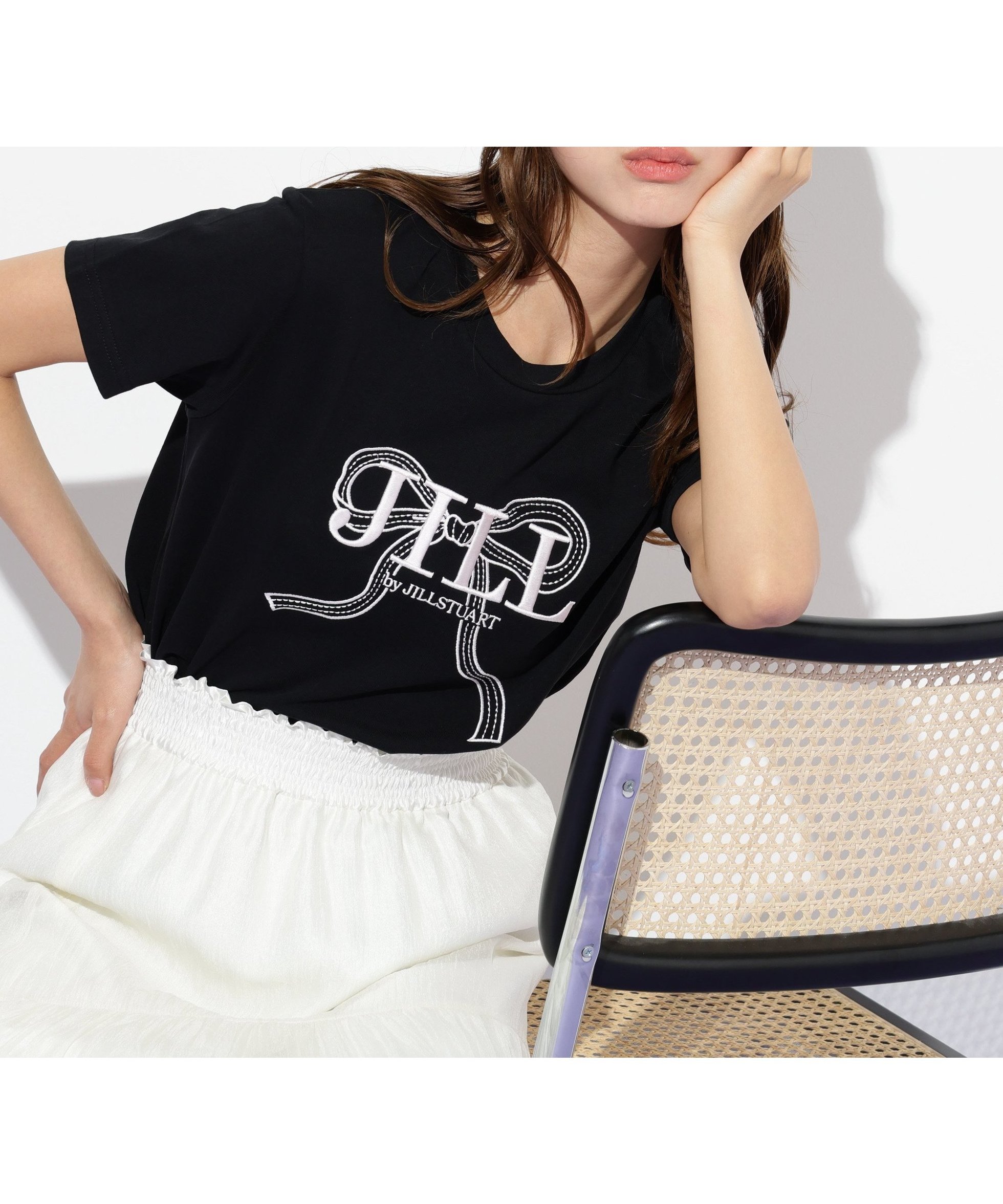 【ジルバイジルスチュアート/JILL by JILLSTUART】のビッグリボンロゴ刺繍Tシャツ インテリア・キッズ・メンズ・レディースファッション・服の通販 founy(ファニー) 　ファッション　Fashion　レディースファッション　Fashion for Women　トップス・カットソー　Cut & Sew Tops　シャツ・ブラウス・オフィスカジュアル　Elegant Blouses & Button-Ups　ロングTシャツ・Tシャツ　Longline T-Shirts & Tees　スウェット / スエット　Sweatshirt, Sweatwear　人気　Popular, Best Seller　定番　Standard, Basic Item　ブラック|ID: prp329100004529199 ipo3291000000033718463