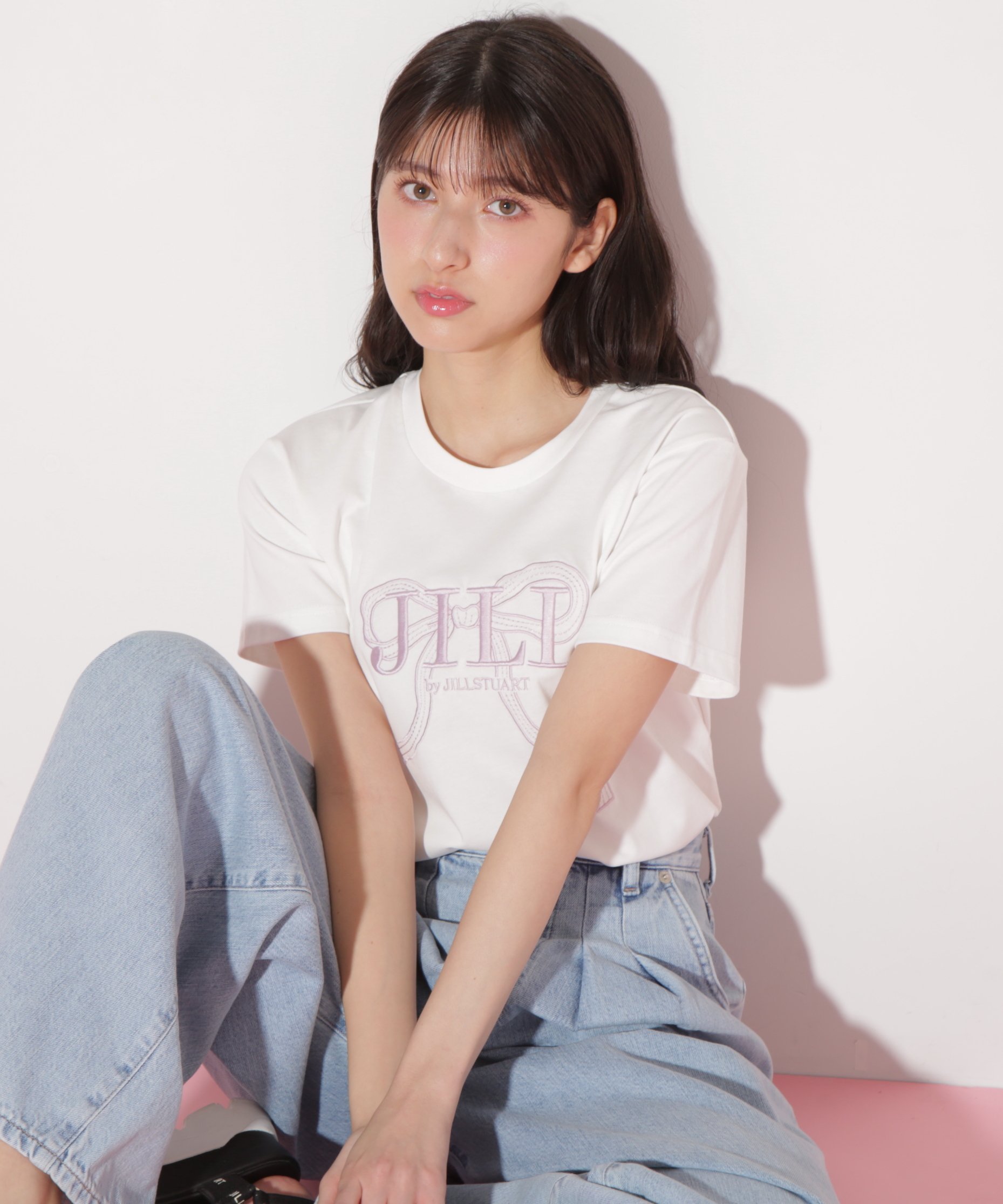 【ジルバイジルスチュアート/JILL by JILLSTUART】のビッグリボンロゴ刺繍Tシャツ インテリア・キッズ・メンズ・レディースファッション・服の通販 founy(ファニー) 　ファッション　Fashion　レディースファッション　Fashion for Women　トップス・カットソー　Cut & Sew Tops　シャツ・ブラウス・オフィスカジュアル　Elegant Blouses & Button-Ups　ロングTシャツ・Tシャツ　Longline T-Shirts & Tees　スウェット / スエット　Sweatshirt, Sweatwear　人気　Popular, Best Seller　定番　Standard, Basic Item　ホワイト21|ID: prp329100004529199 ipo3291000000033718465