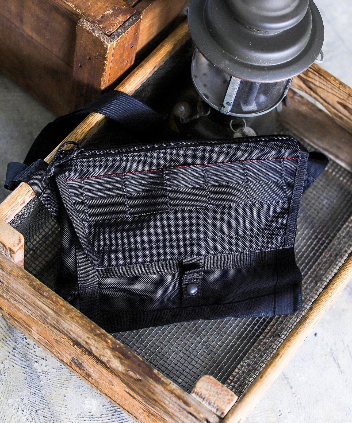 【ビームス/BEAMS / MEN】のBRIEFING * BEAMS PLUS / 別注 FLEET MESSENGER BAG インテリア・キッズ・メンズ・レディースファッション・服の通販 founy(ファニー) 　ファッション　Fashion　メンズファッション　Men's Style Online　バッグ　Bag/Men　コンパクト　Compact　シンプル　Simple　別注　Special Order　BLACK|ID: prp329100004529223 ipo3291000000032656945