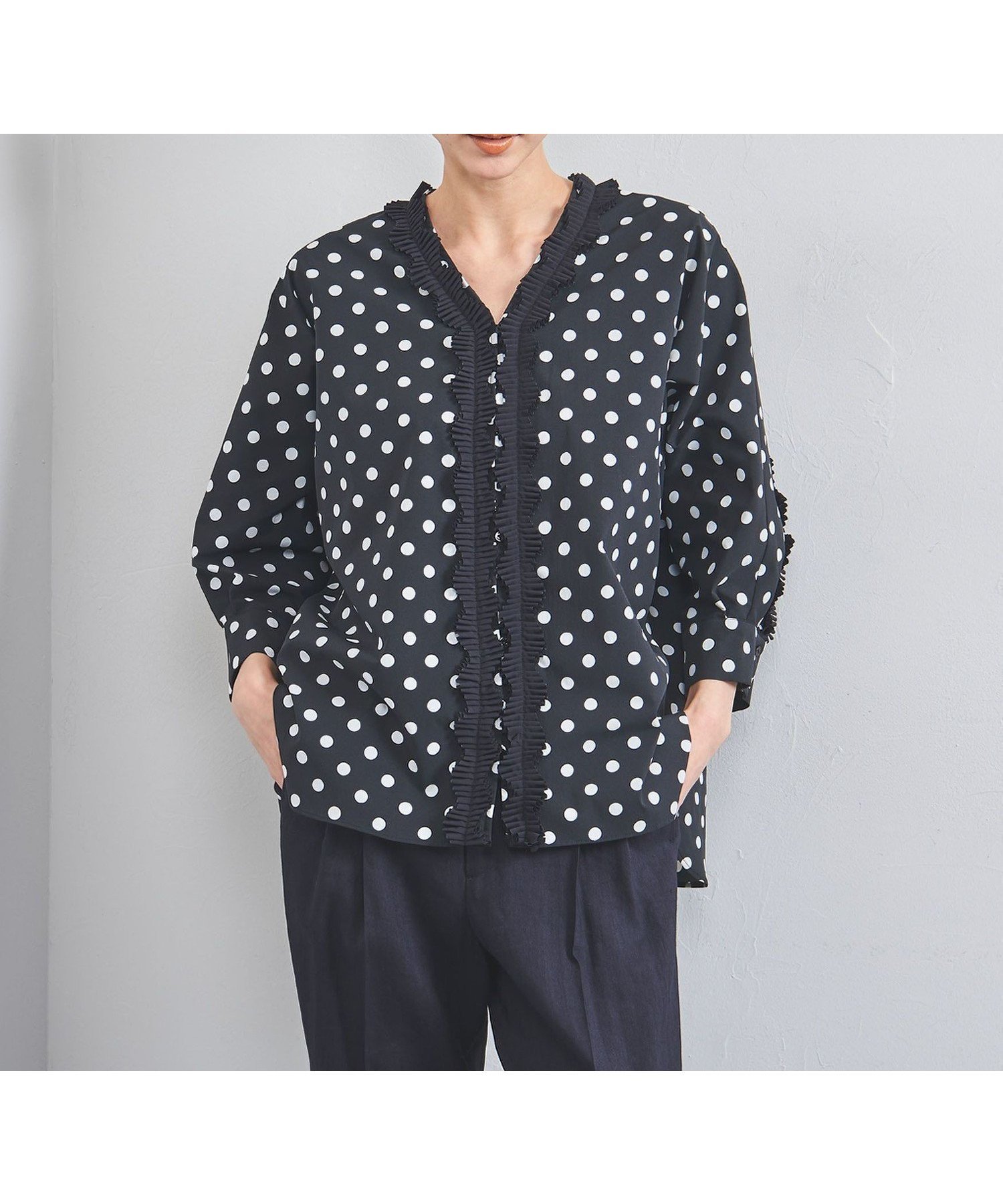 【ユナイテッドアローズ/UNITED ARROWS】のタック フリルVネック シャツ インテリア・キッズ・メンズ・レディースファッション・服の通販 founy(ファニー) 　ファッション　Fashion　レディースファッション　Fashion for Women　トップス・カットソー　Cut & Sew Tops　シャツ・ブラウス・オフィスカジュアル　Elegant Blouses & Button-Ups　Vネックトップス　V-Neck Tops / V-Cut Neckline Shirts　タイプライター　Typewriter Fabric, Crisp Cotton　ドット　Polka Dot, Dot Pattern　フリル　Frill, Ruffle　ヨーク　Yoke, Yoke Design　ワイド　Wide, Wide Fit　おすすめ　Recommended / Our Picks　その他1|ID: prp329100004529301 ipo3291000000033579180