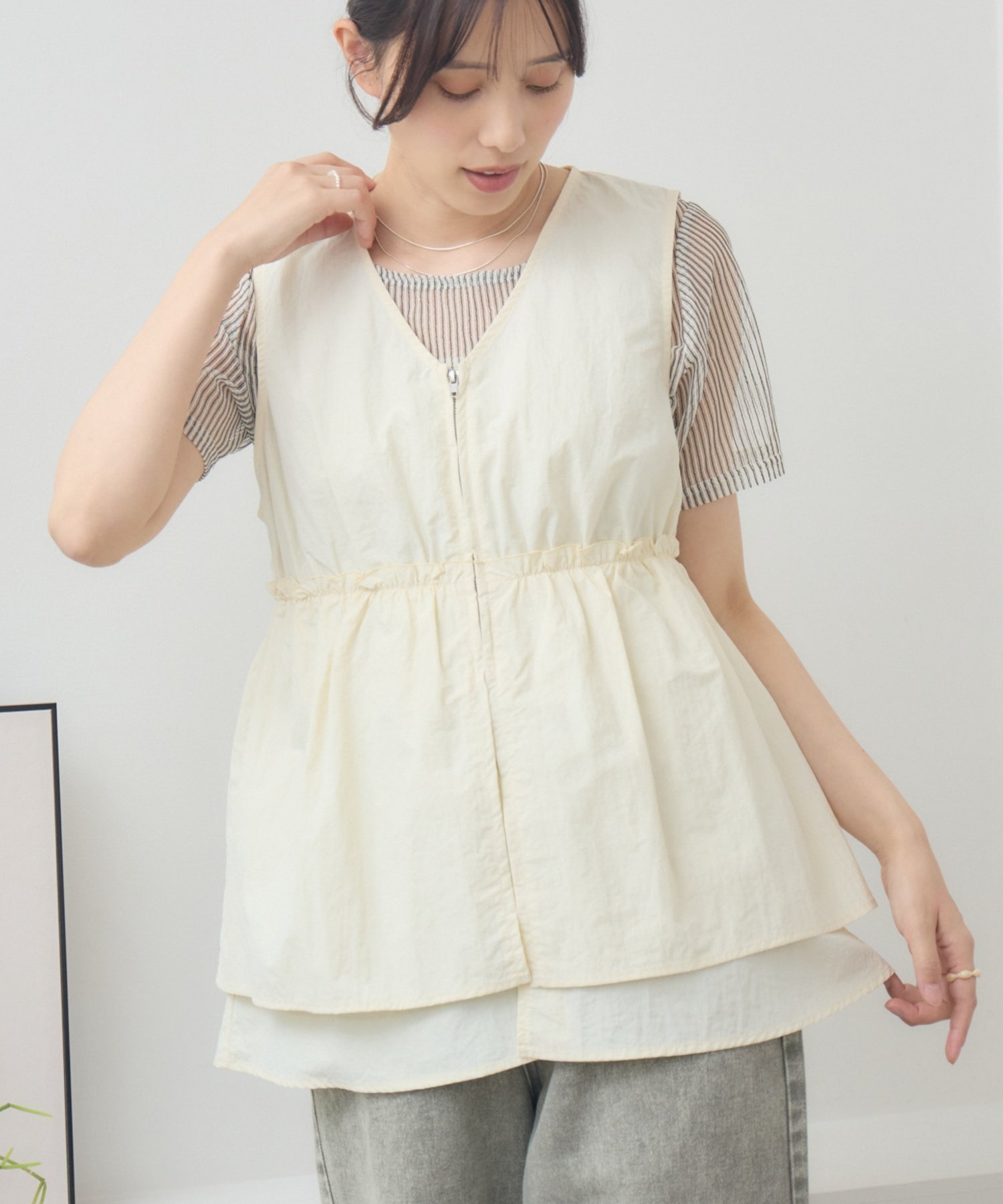 【レトロガール/RETRO GIRL】のフリルナイロンベスト インテリア・キッズ・メンズ・レディースファッション・服の通販 founy(ファニー) 　ファッション　Fashion　レディースファッション　WOMEN　アウター　Coat Outerwear　トップス・カットソー　Tops/Tshirt　ベスト/ジレ　Gilets/Vests　おすすめ　Recommend　インナー　Inner　キャミソール　Camisole　センター　Center　トレンド　Trend　フリル　Frills　ベスト　Vest　ベーシック　Basic　ワンポイント　One Point　夏　Summer　定番　Standard　エクリュ|ID: prp329100004529327 ipo3291000000032299390